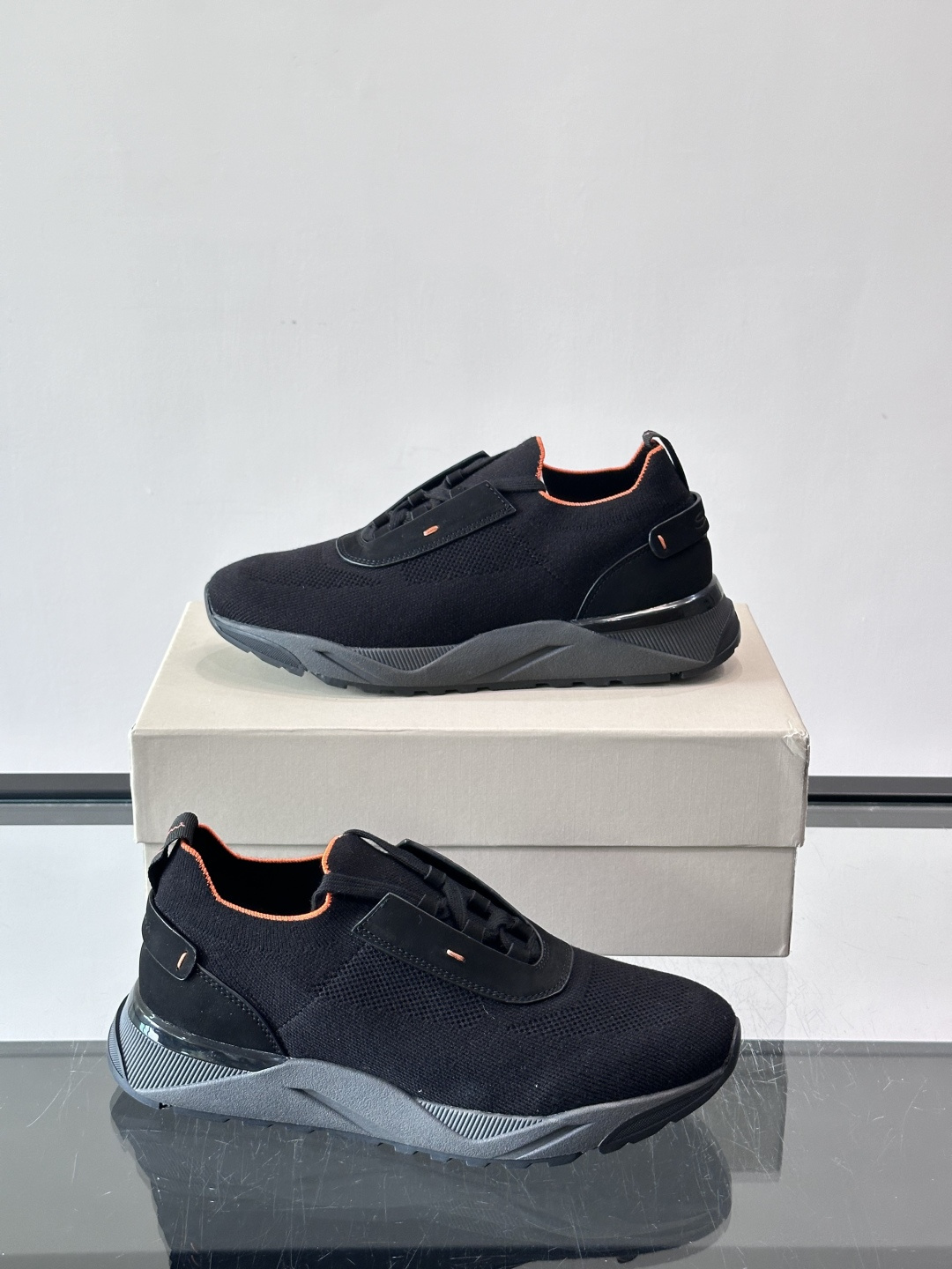 Santoni/圣东尼新款男士休闲运动鞋，进口一体飞织材质，质感高端细腻，小牛皮垫脚，贴肤柔软，简约不简