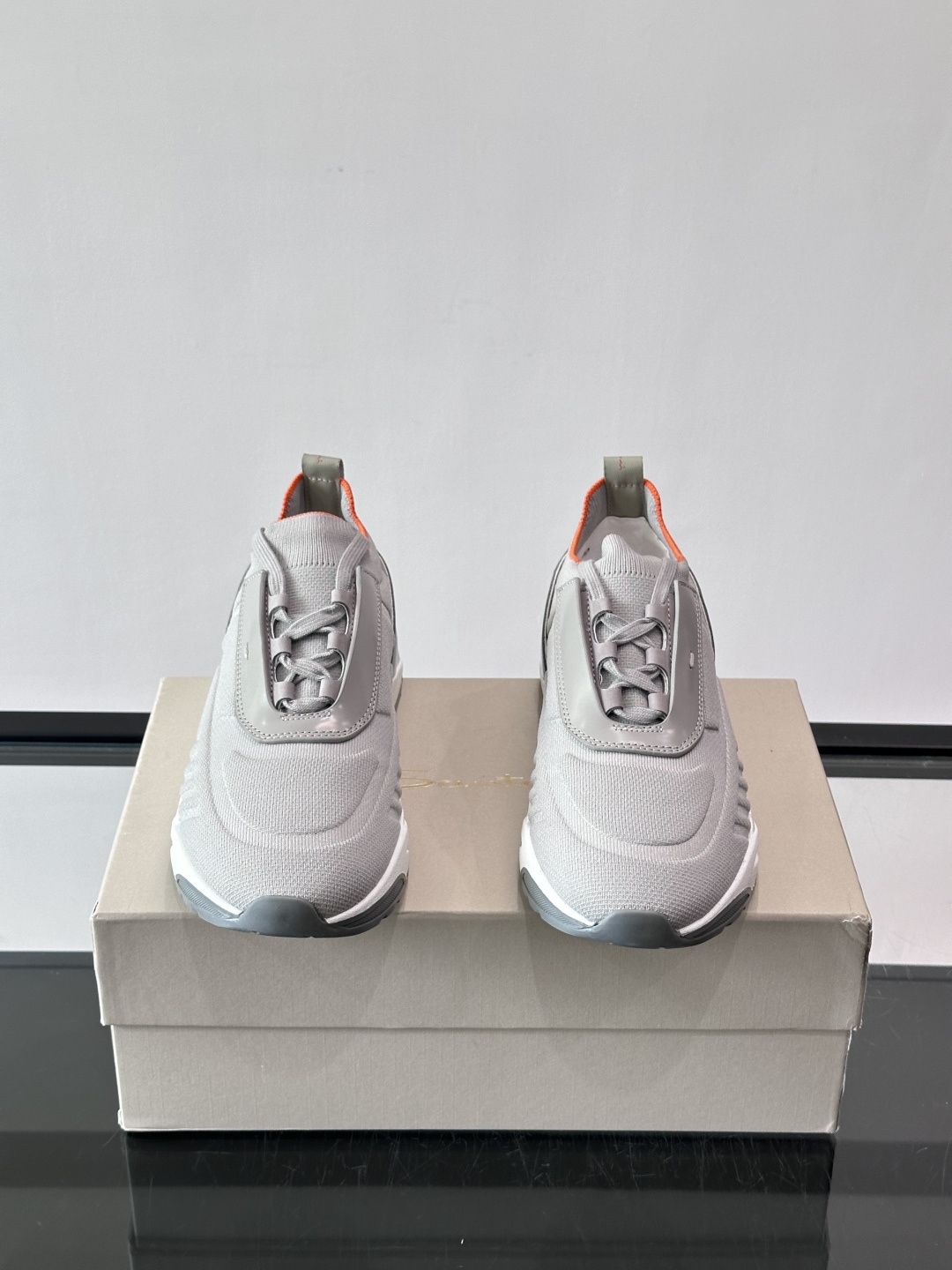 Santoni/圣东尼新款男士休闲运动鞋，进口一体飞织材质，质感高端细腻，小牛皮垫脚，贴肤柔软，简约不简