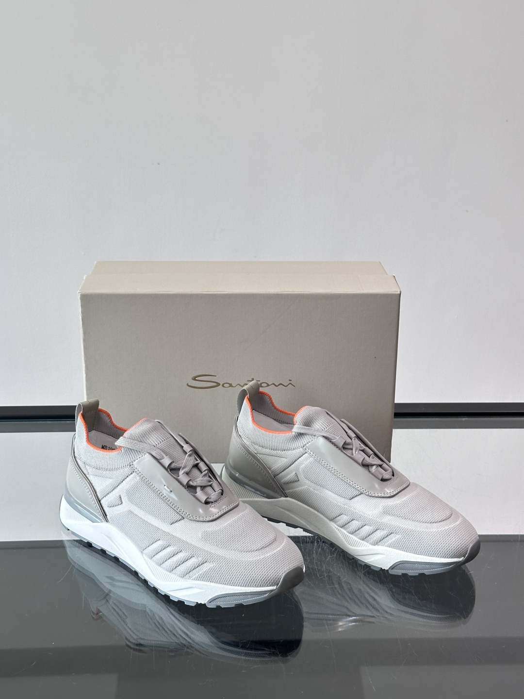 Santoni/圣东尼新款男士休闲运动鞋，进口一体飞织材质，质感高端细腻，小牛皮垫脚，贴肤柔软，简约不简