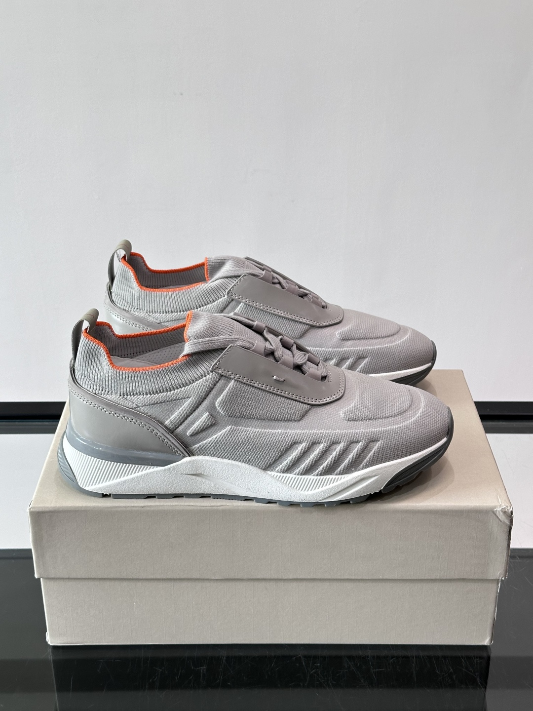 Santoni/圣东尼新款男士休闲运动鞋，进口一体飞织材质，质感高端细腻，小牛皮垫脚，贴肤柔软，简约不简