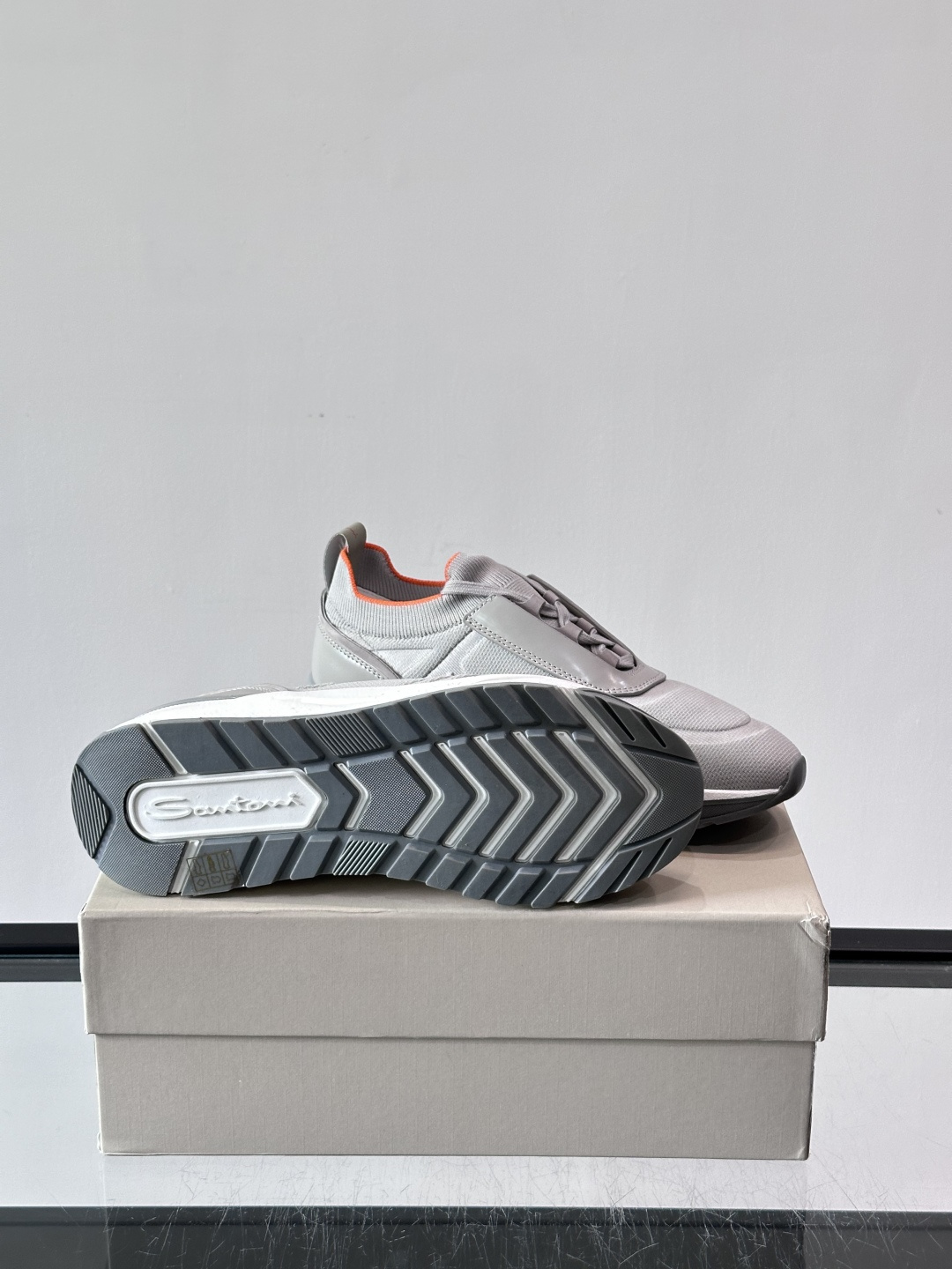 Santoni/圣东尼新款男士休闲运动鞋，进口一体飞织材质，质感高端细腻，小牛皮垫脚，贴肤柔软，简约不简