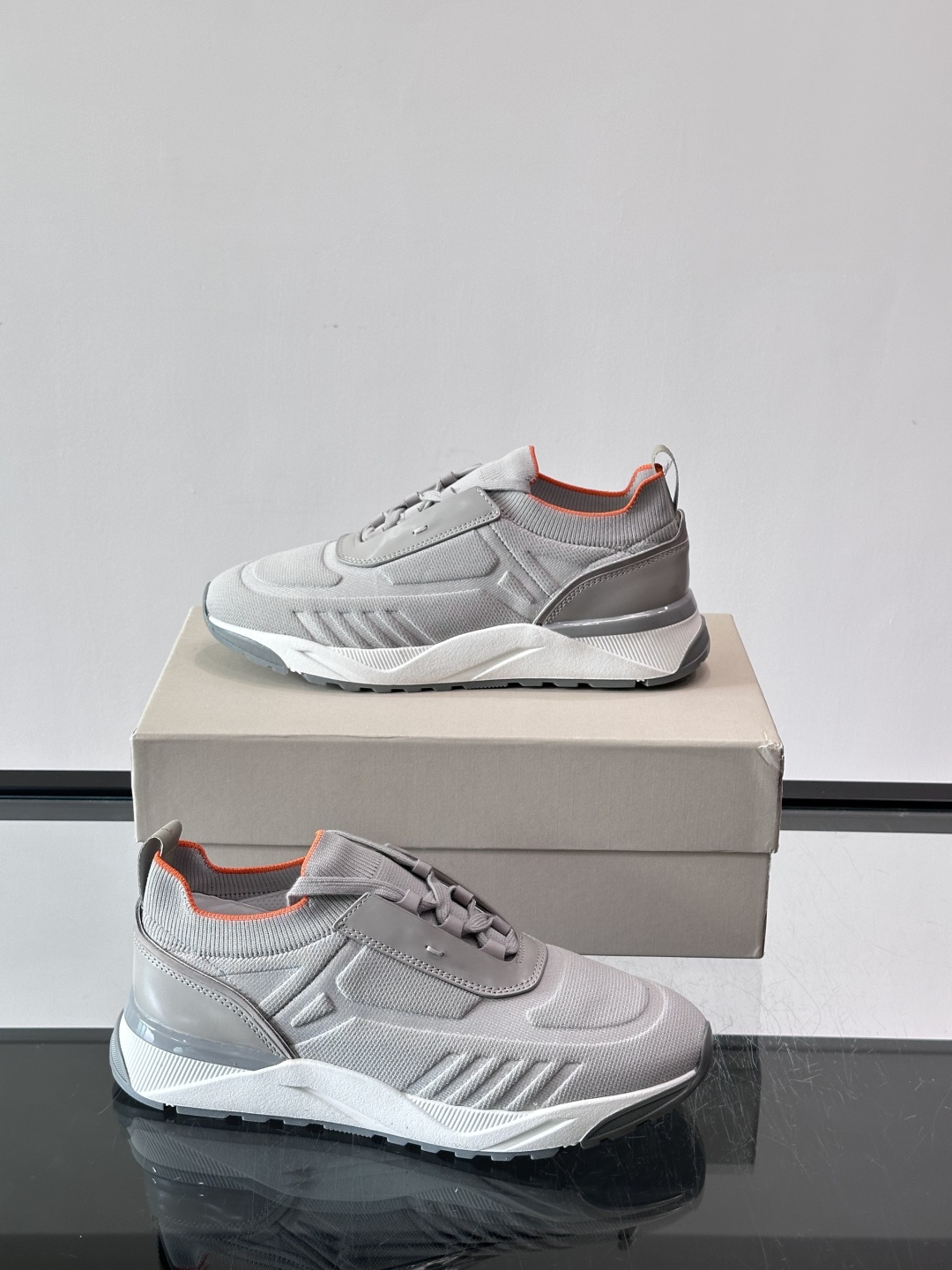 Santoni/圣东尼新款男士休闲运动鞋，进口一体飞织材质，质感高端细腻，小牛皮垫脚，贴肤柔软，简约不简