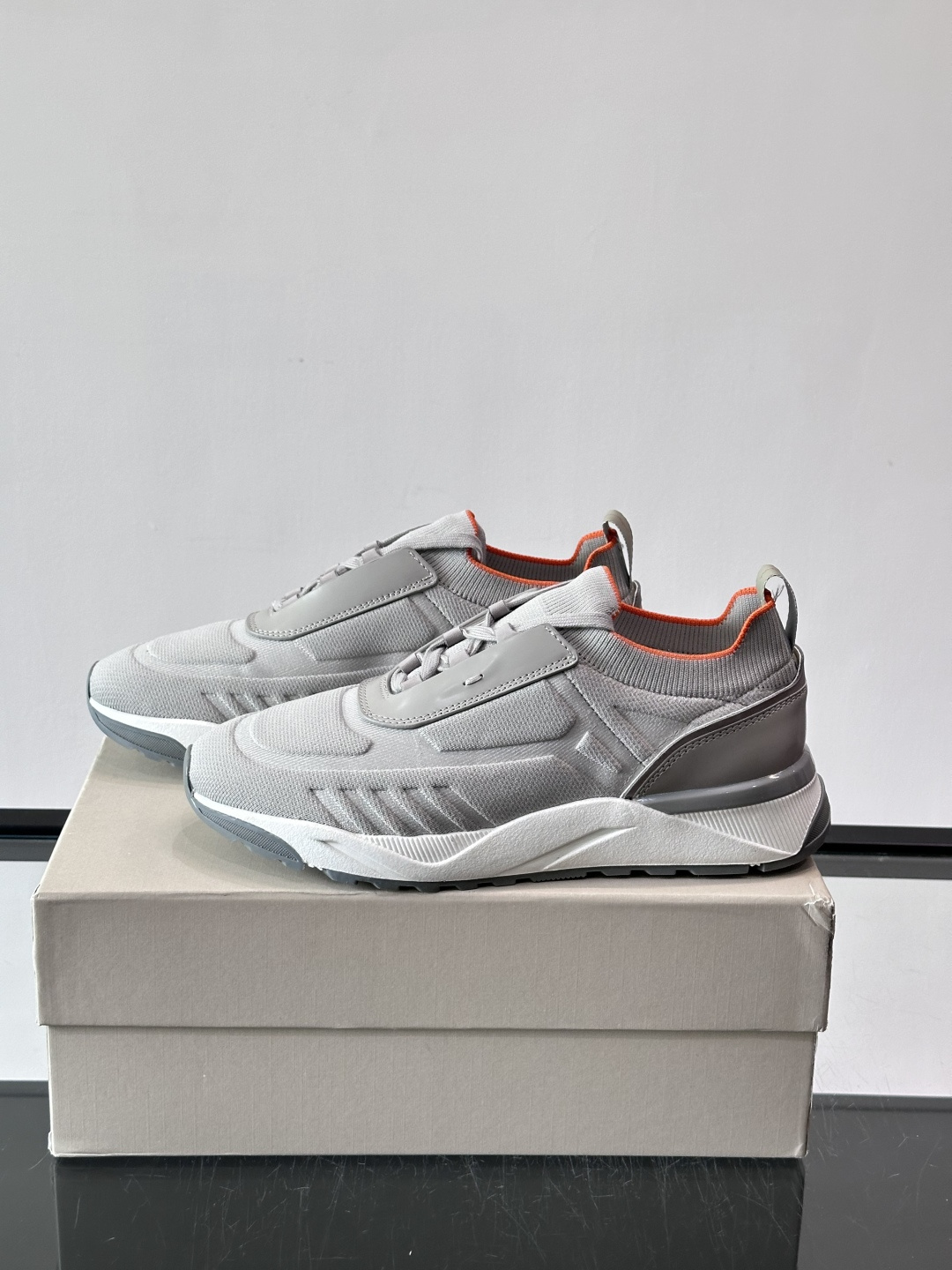 Santoni/圣东尼新款男士休闲运动鞋，进口一体飞织材质，质感高端细腻，小牛皮垫脚，贴肤柔软，简约不简