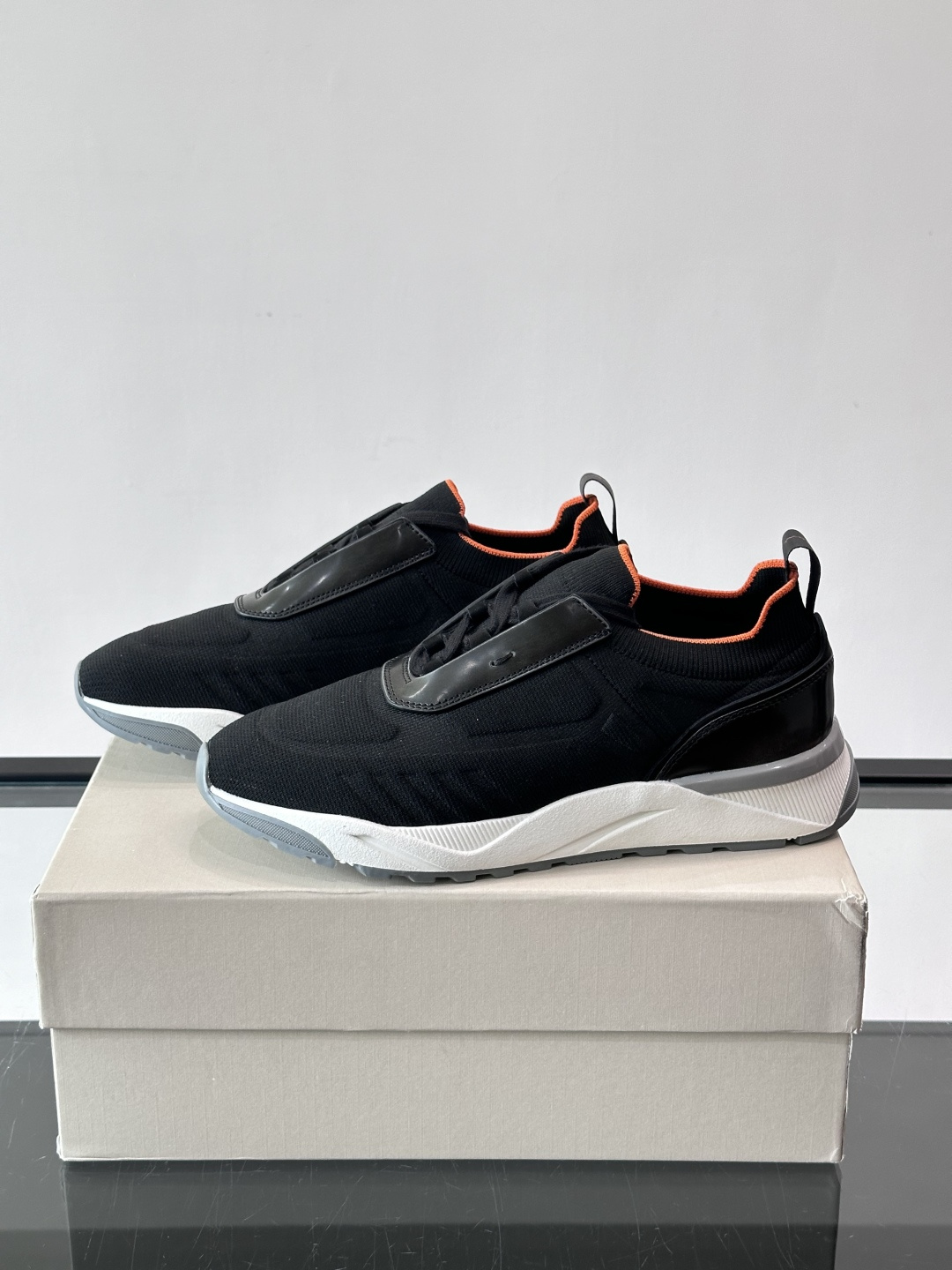 Santoni/圣东尼新款男士休闲运动鞋，进口一体飞织材质，质感高端细腻，小牛皮垫脚，贴肤柔软，简约不简