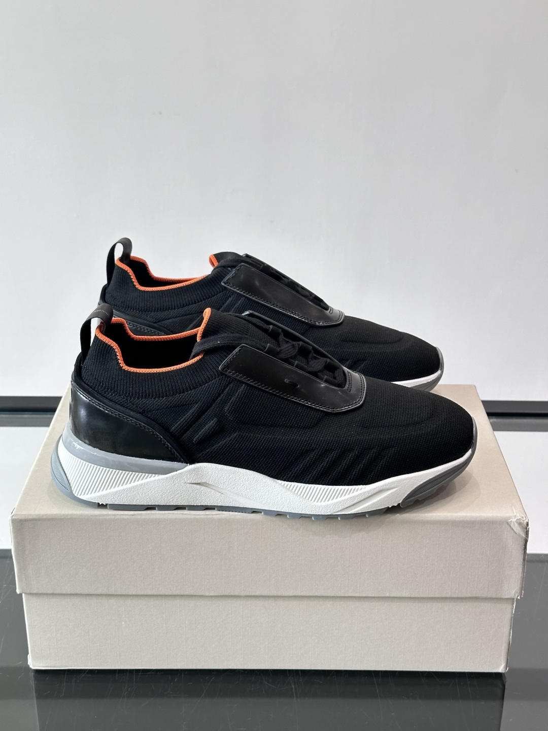 Santoni/圣东尼新款男士休闲运动鞋，进口一体飞织材质，质感高端细腻，小牛皮垫脚，贴肤柔软，简约不简