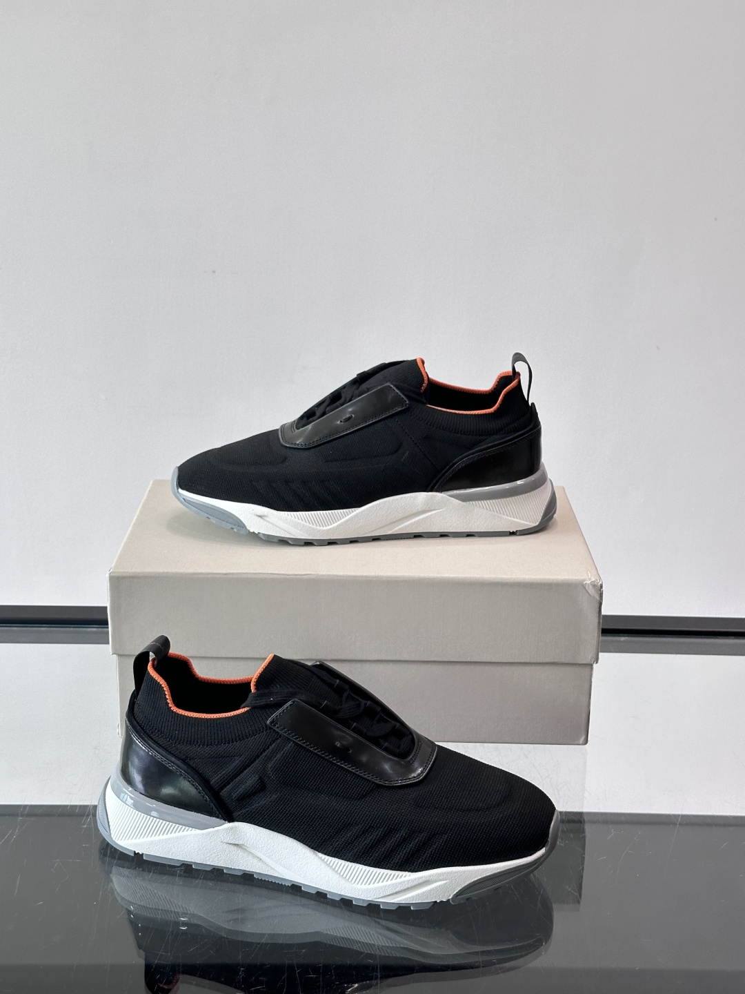 Santoni/圣东尼新款男士休闲运动鞋，进口一体飞织材质，质感高端细腻，小牛皮垫脚，贴肤柔软，简约不简