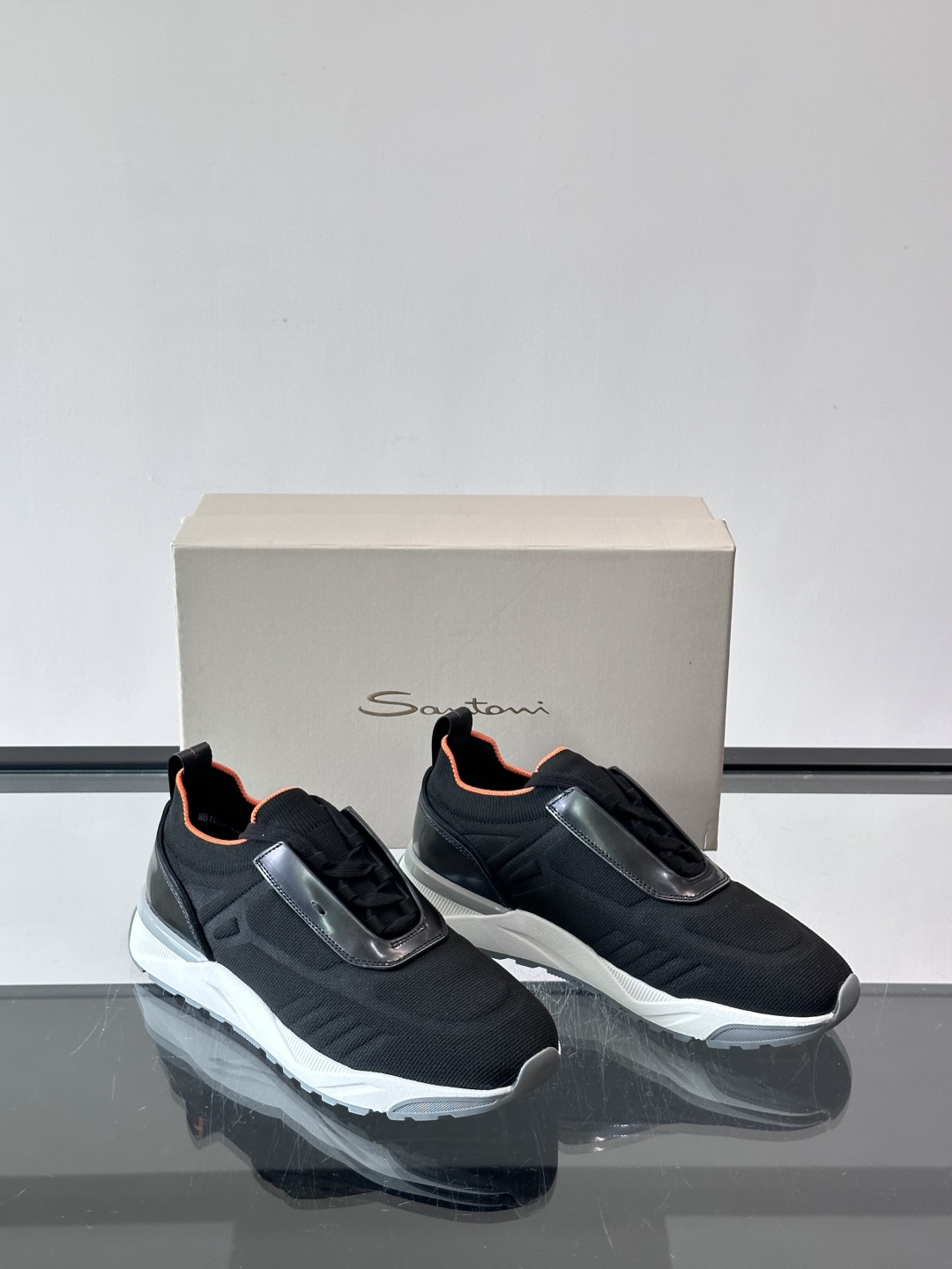 Santoni/圣东尼新款男士休闲运动鞋，进口一体飞织材质，质感高端细腻，小牛皮垫脚，贴肤柔软，简约不简