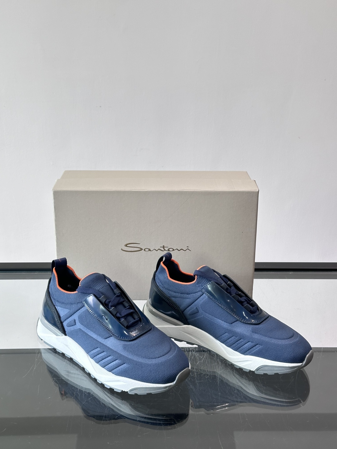 Santoni/圣东尼新款男士休闲运动鞋，进口一体飞织材质，质感高端细腻，小牛皮垫脚，贴肤柔软，简约不简