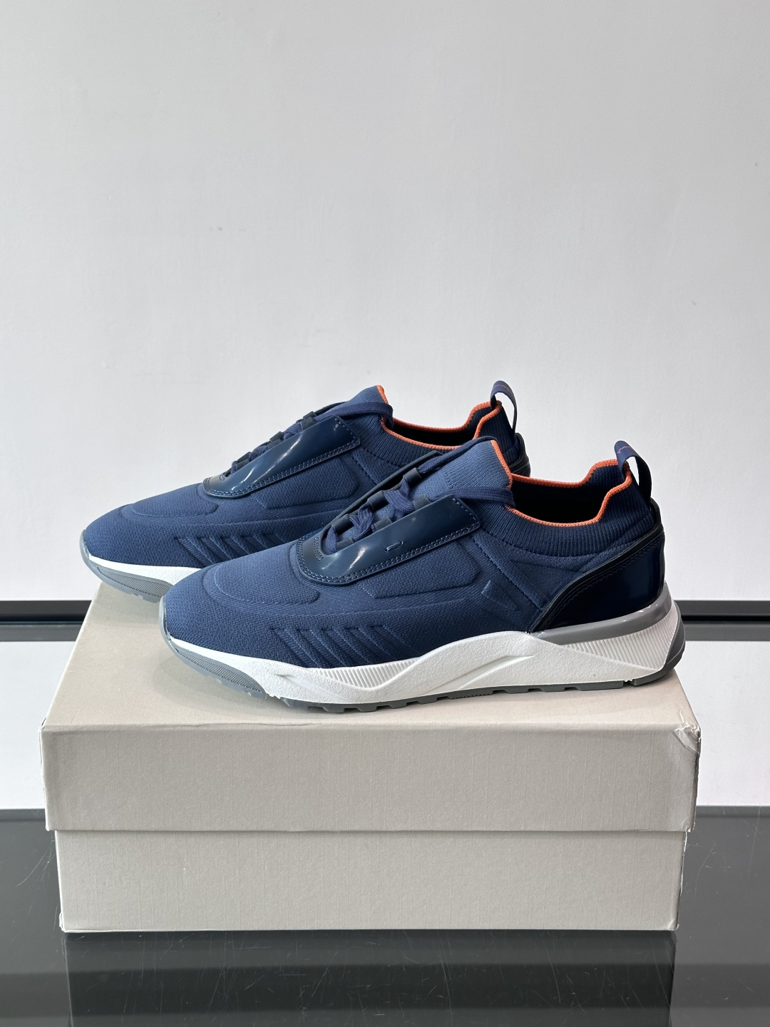 Santoni/圣东尼新款男士休闲运动鞋，进口一体飞织材质，质感高端细腻，小牛皮垫脚，贴肤柔软，简约不简