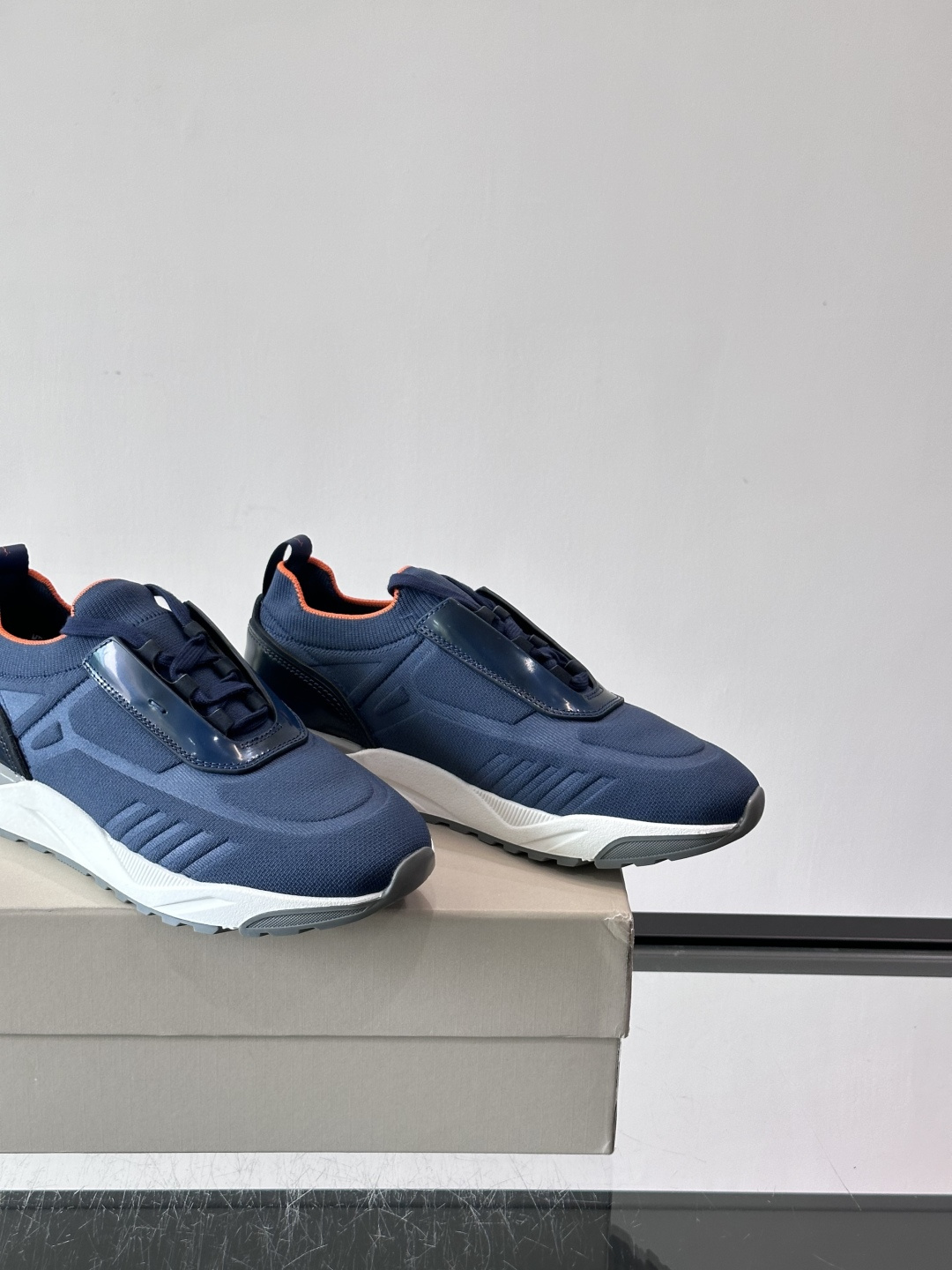 Santoni/圣东尼新款男士休闲运动鞋，进口一体飞织材质，质感高端细腻，小牛皮垫脚，贴肤柔软，简约不简