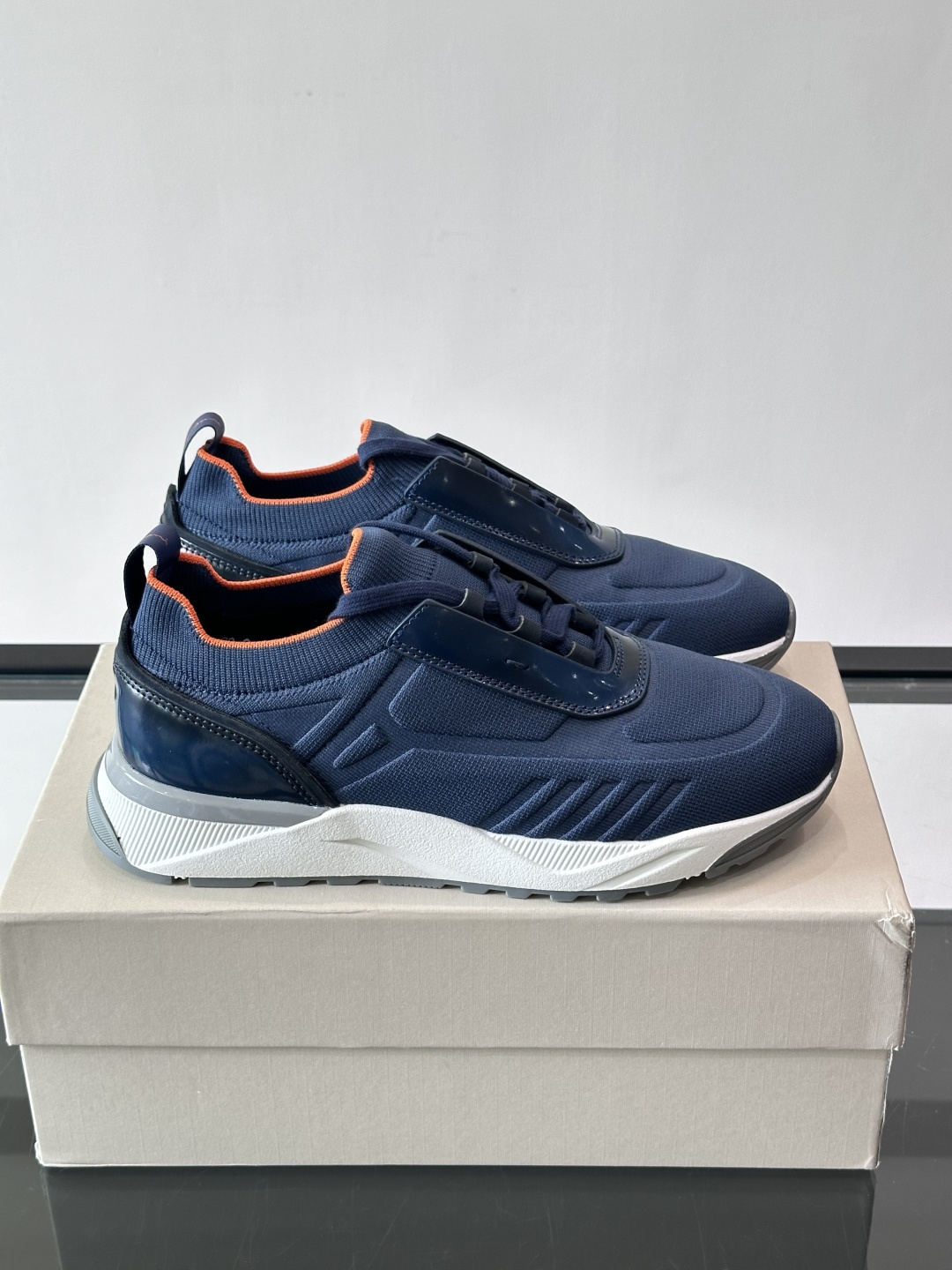 Santoni/圣东尼新款男士休闲运动鞋，进口一体飞织材质，质感高端细腻，小牛皮垫脚，贴肤柔软，简约不简