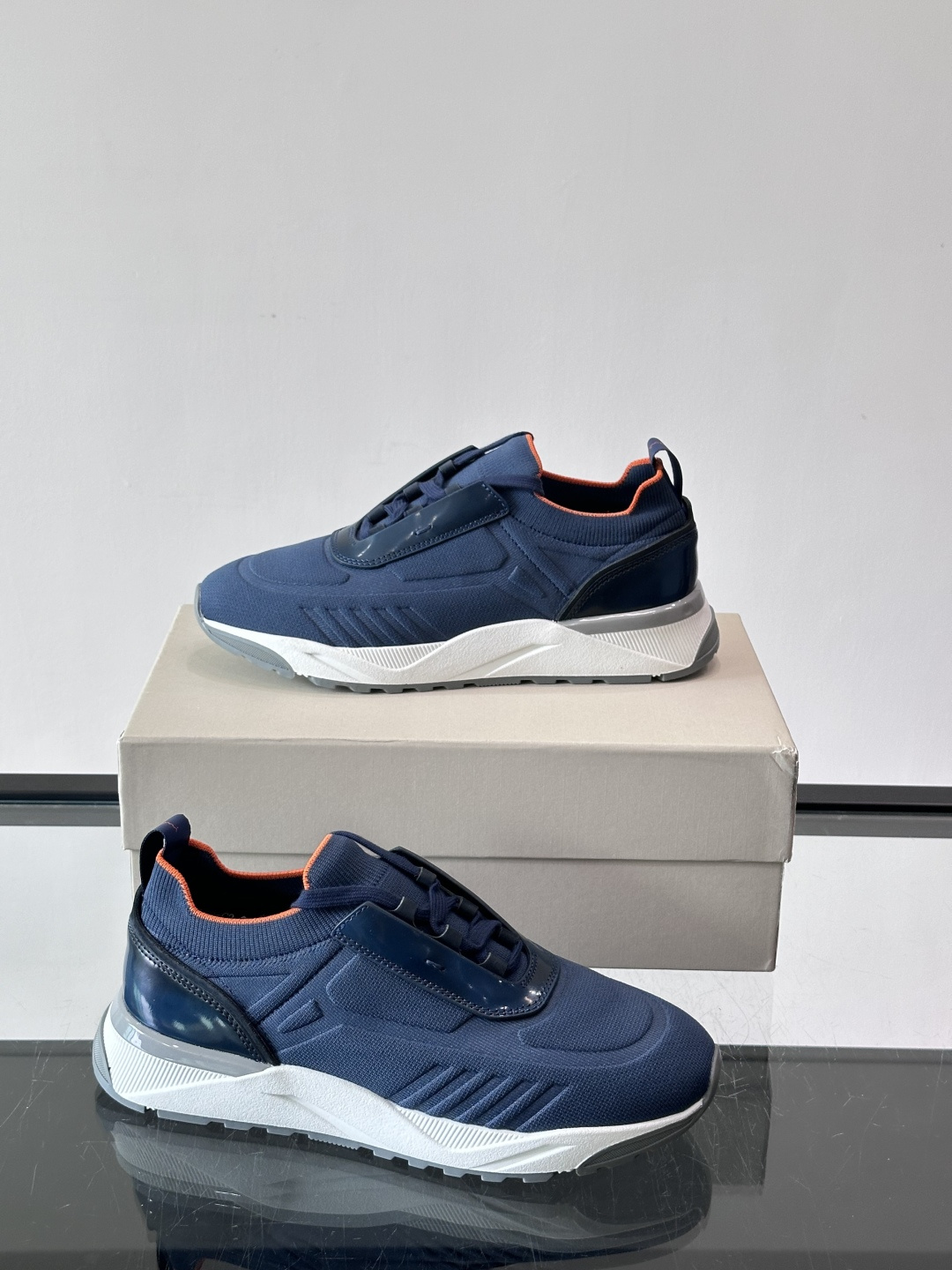 Santoni/圣东尼新款男士休闲运动鞋，进口一体飞织材质，质感高端细腻，小牛皮垫脚，贴肤柔软，简约不简