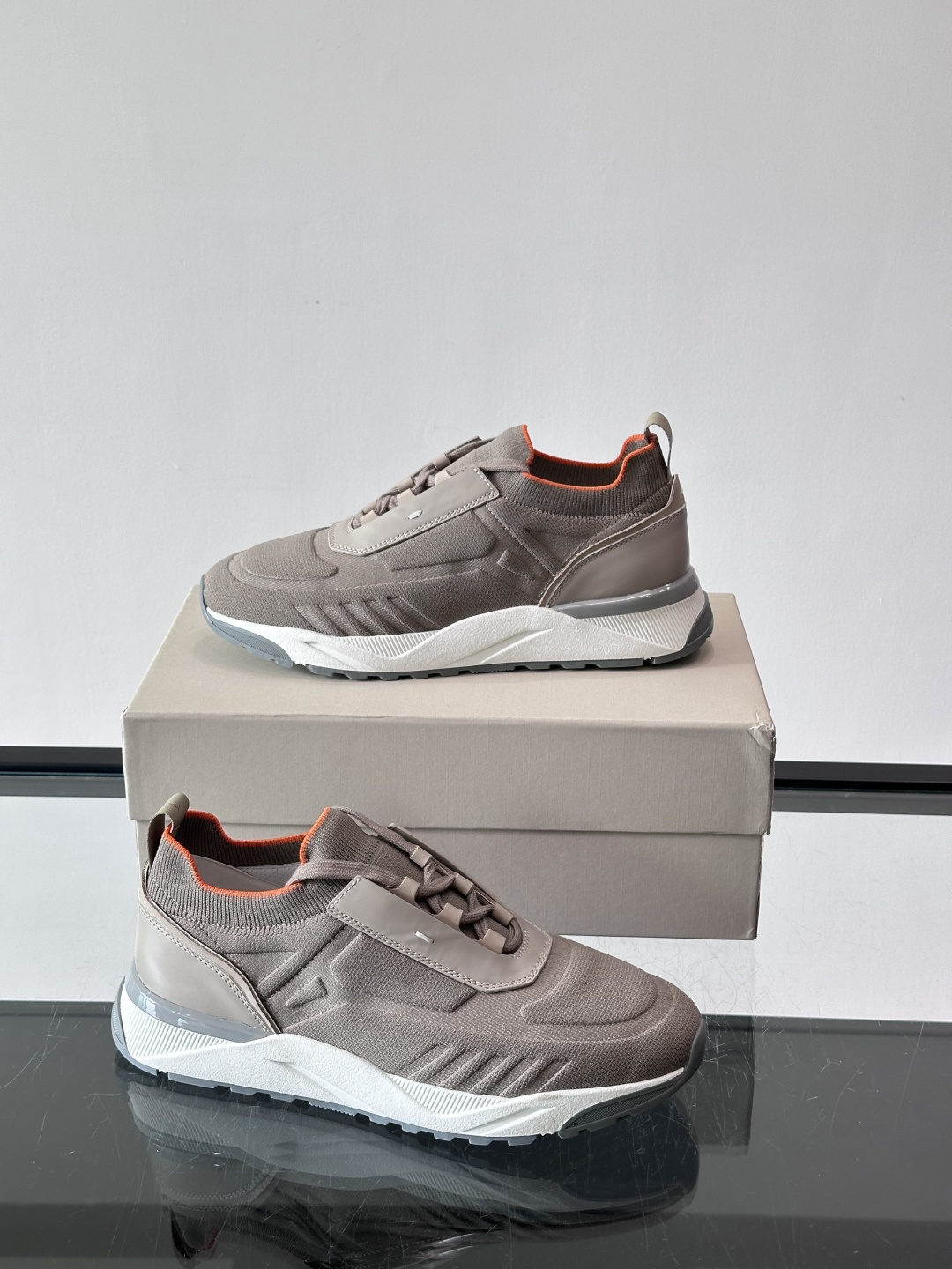 Santoni/圣东尼新款男士休闲运动鞋，进口一体飞织材质，质感高端细腻，小牛皮垫脚，贴肤柔软，简约不简