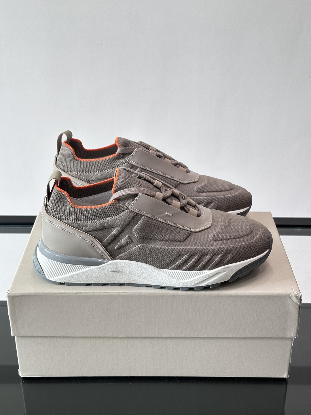 Santoni/圣东尼新款男士休闲运动鞋，进口一体飞织材质，质感高端细腻，小牛皮垫脚，贴肤柔软，简约不简