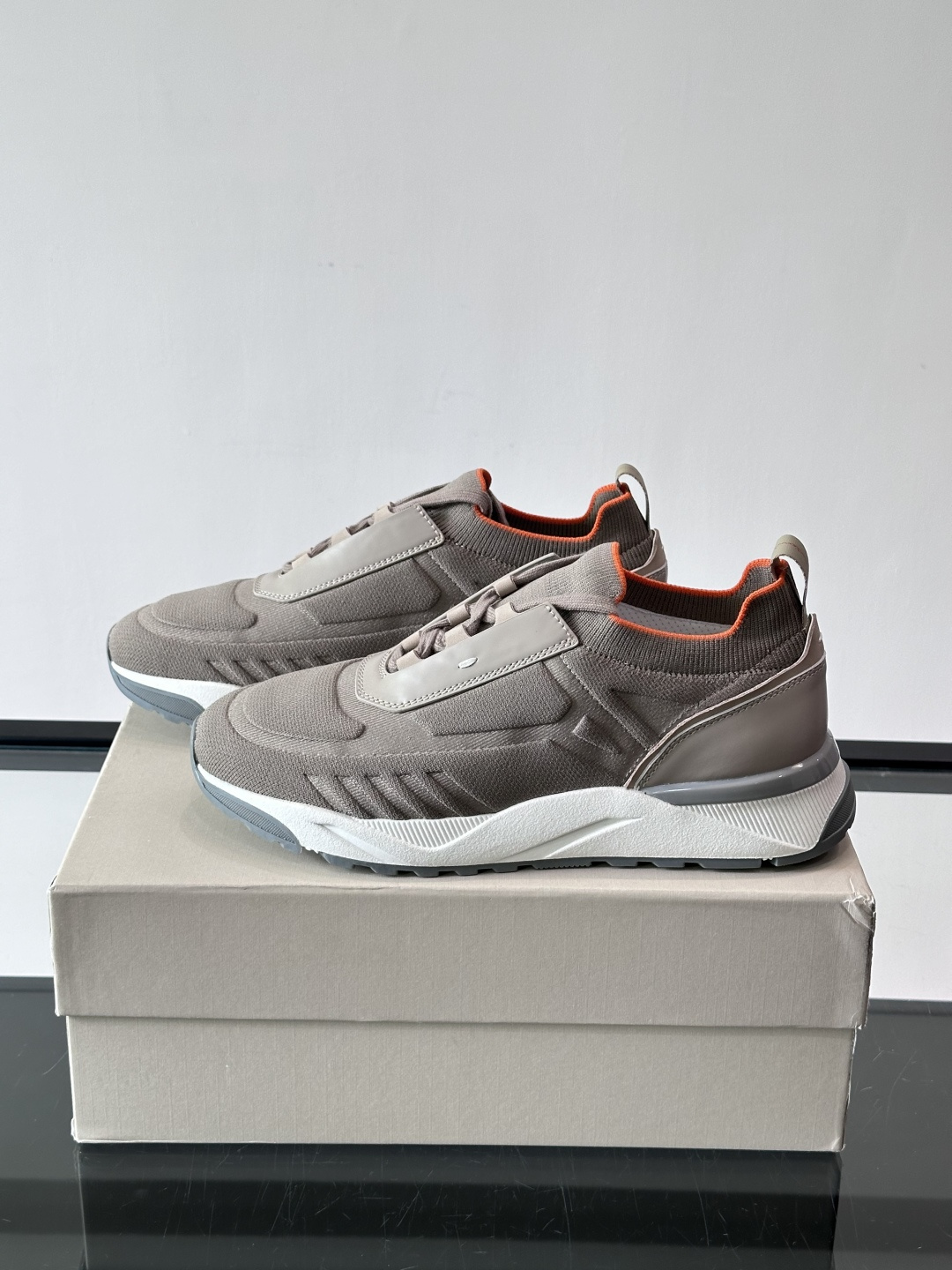 Santoni/圣东尼新款男士休闲运动鞋，进口一体飞织材质，质感高端细腻，小牛皮垫脚，贴肤柔软，简约不简