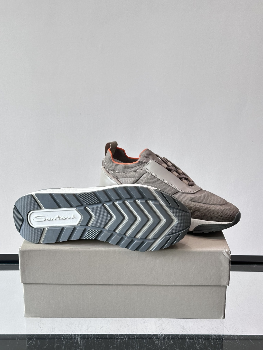 Santoni/圣东尼新款男士休闲运动鞋，进口一体飞织材质，质感高端细腻，小牛皮垫脚，贴肤柔软，简约不简