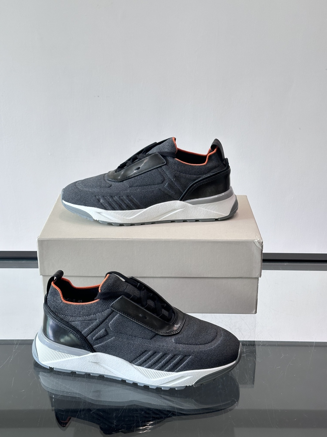 Santoni/圣东尼新款男士休闲运动鞋，进口一体飞织材质，质感高端细腻，小牛皮垫脚，贴肤柔软，简约不简