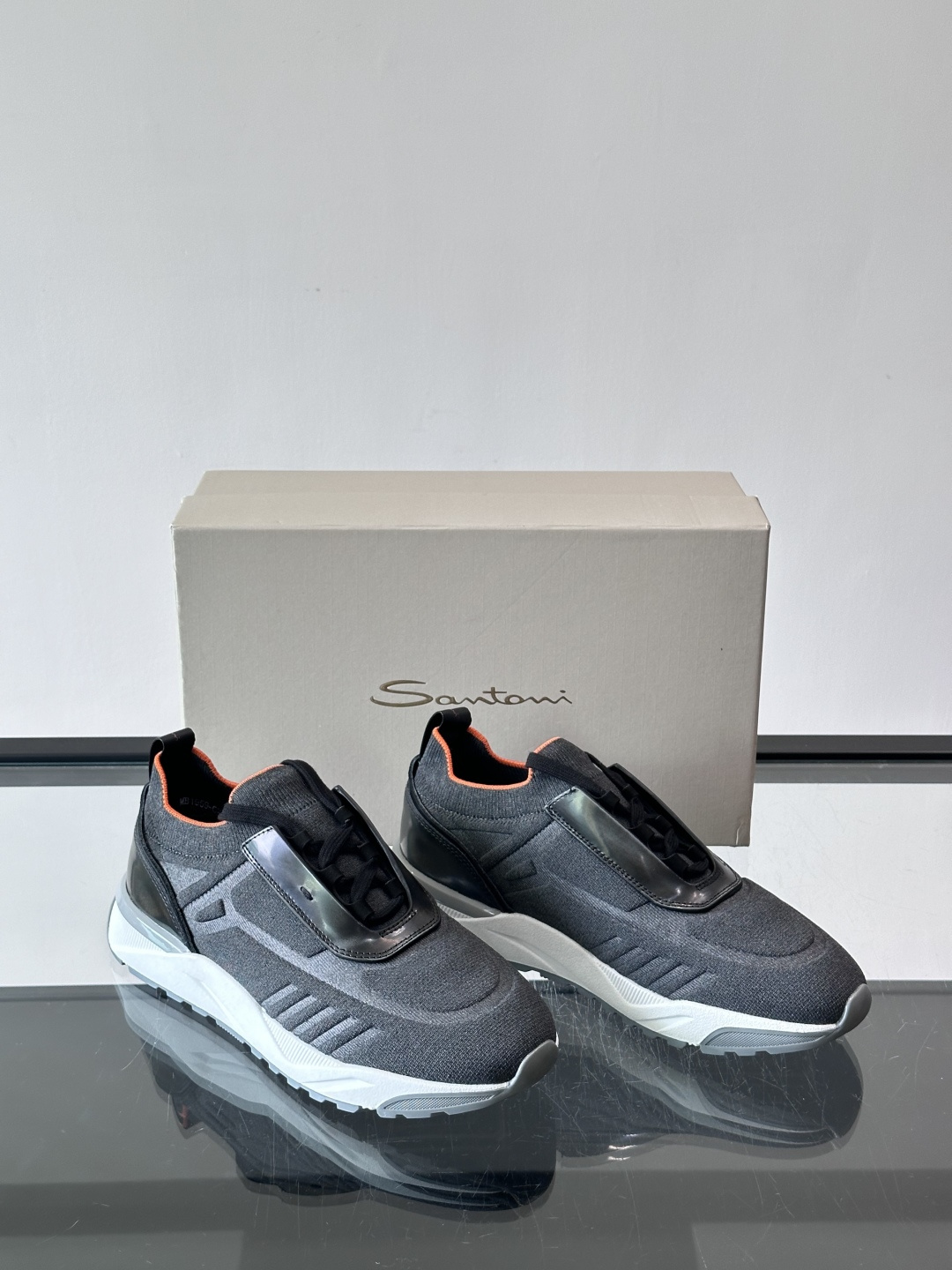 Santoni/圣东尼新款男士休闲运动鞋，进口一体飞织材质，质感高端细腻，小牛皮垫脚，贴肤柔软，简约不简