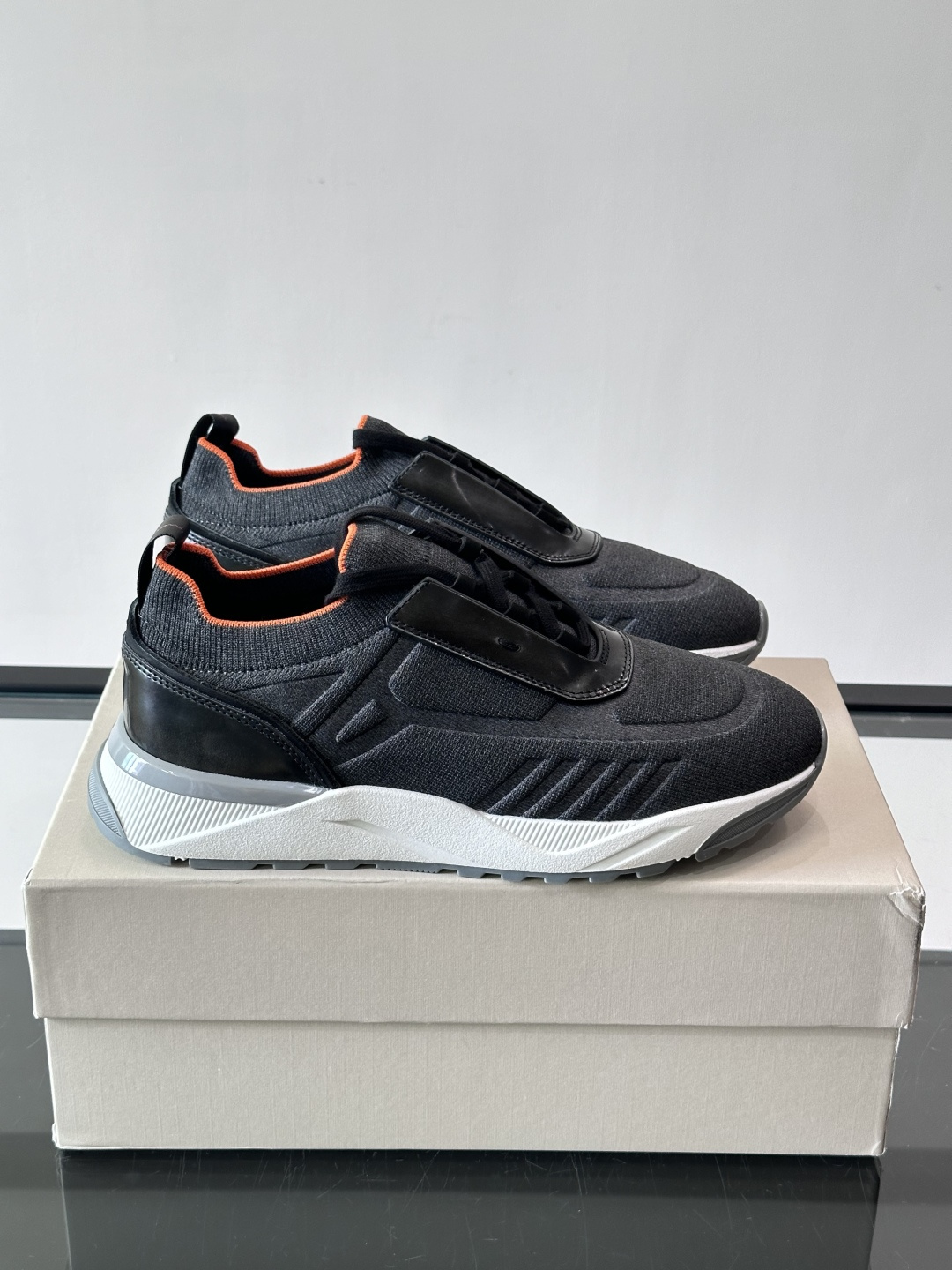 Santoni/圣东尼新款男士休闲运动鞋，进口一体飞织材质，质感高端细腻，小牛皮垫脚，贴肤柔软，简约不简