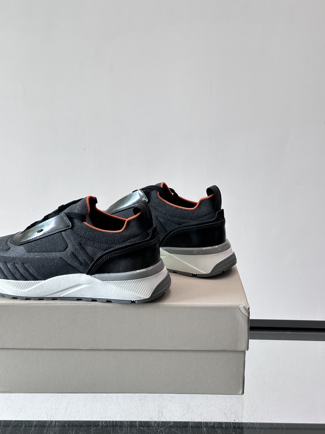 Santoni/圣东尼新款男士休闲运动鞋，进口一体飞织材质，质感高端细腻，小牛皮垫脚，贴肤柔软，简约不简