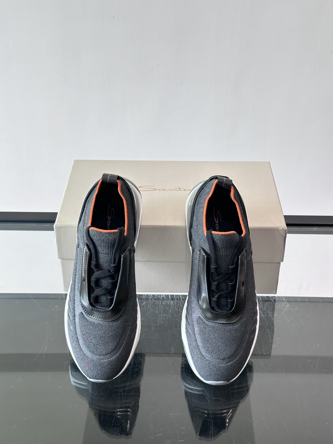 Santoni/圣东尼新款男士休闲运动鞋，进口一体飞织材质，质感高端细腻，小牛皮垫脚，贴肤柔软，简约不简