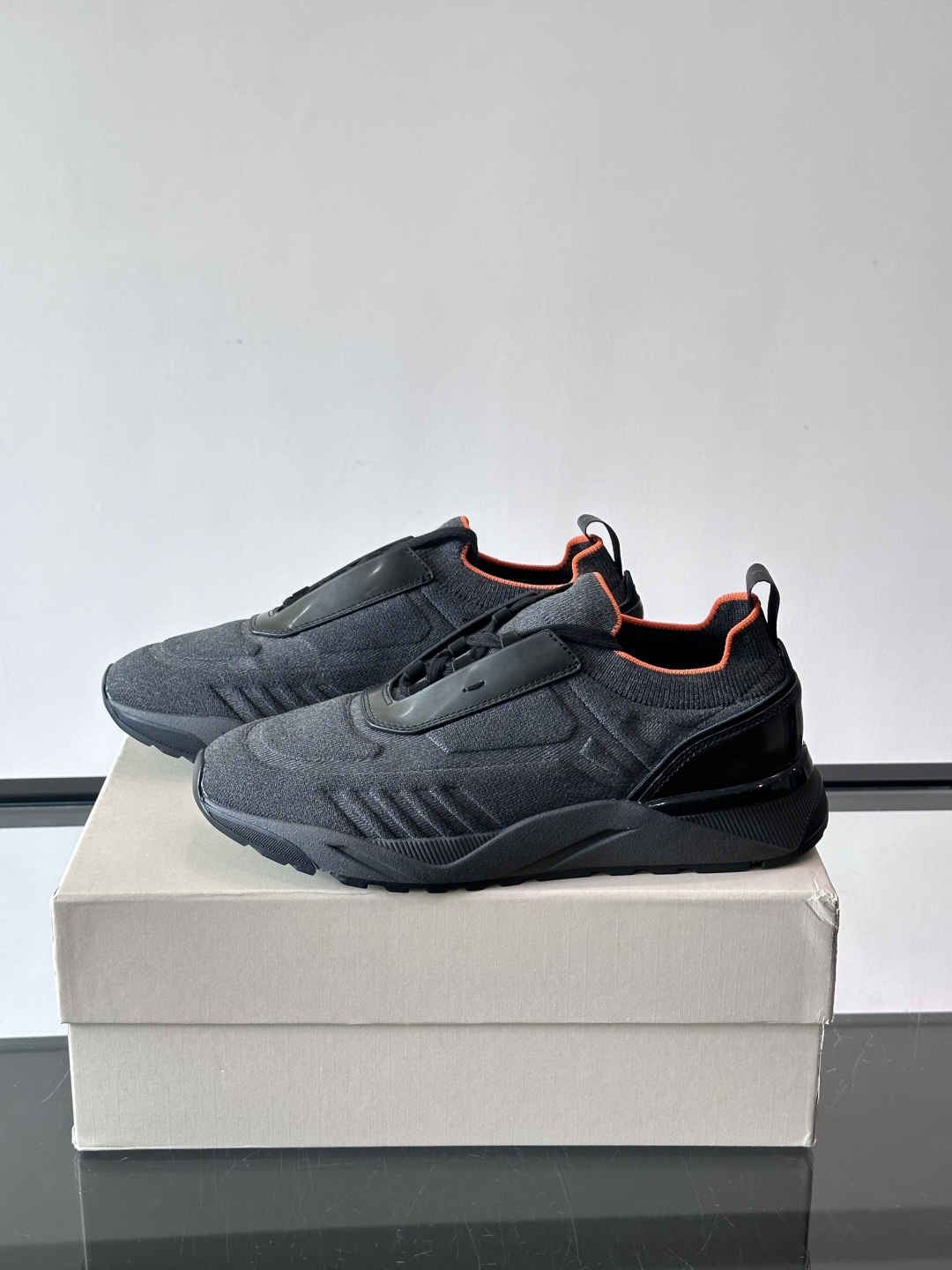 Santoni/圣东尼新款男士休闲运动鞋，进口一体飞织材质，质感高端细腻，小牛皮垫脚，贴肤柔软，简约不简