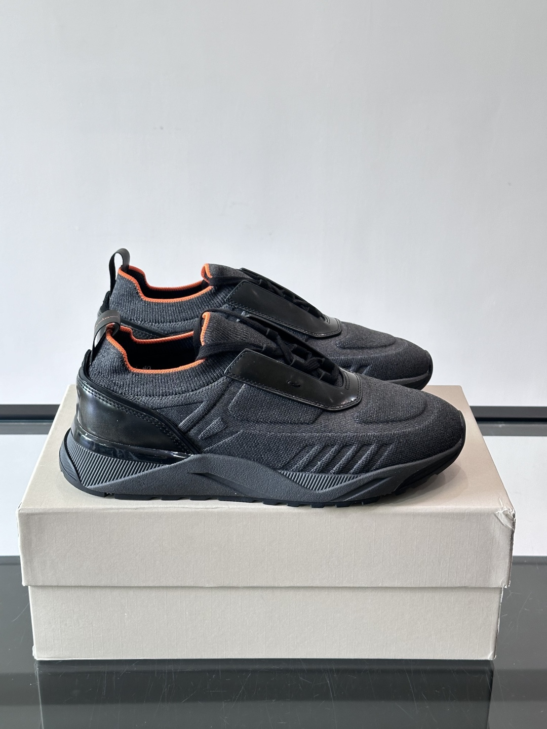 Santoni/圣东尼新款男士休闲运动鞋，进口一体飞织材质，质感高端细腻，小牛皮垫脚，贴肤柔软，简约不简