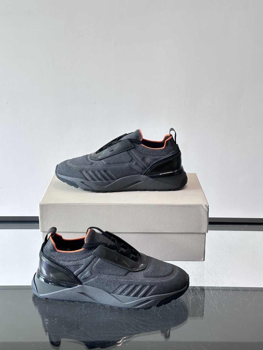 Santoni/圣东尼新款男士休闲运动鞋，进口一体飞织材质，质感高端细腻，小牛皮垫脚，贴肤柔软，简约不简