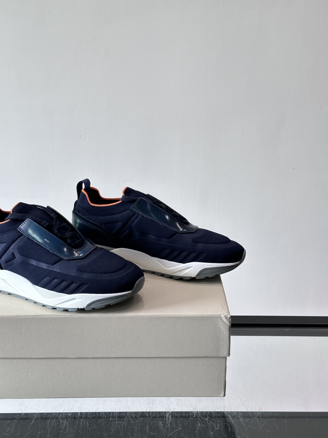 Santoni/圣东尼新款男士休闲运动鞋，进口一体飞织材质，质感高端细腻，小牛皮垫脚，贴肤柔软，简约不简