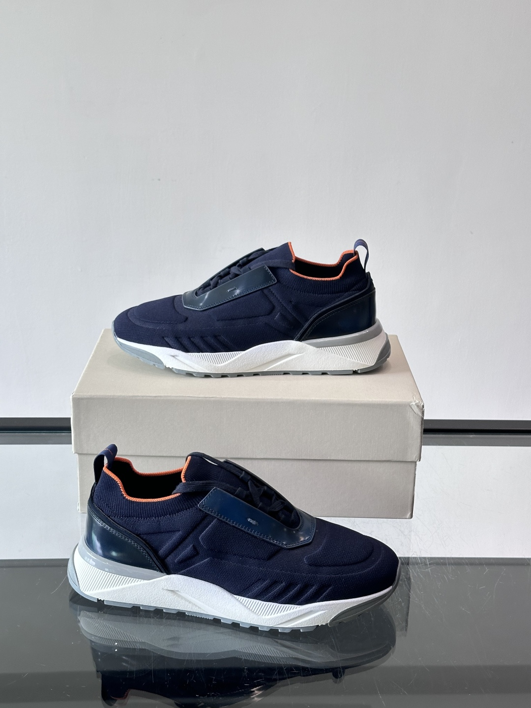 Santoni/圣东尼新款男士休闲运动鞋，进口一体飞织材质，质感高端细腻，小牛皮垫脚，贴肤柔软，简约不简