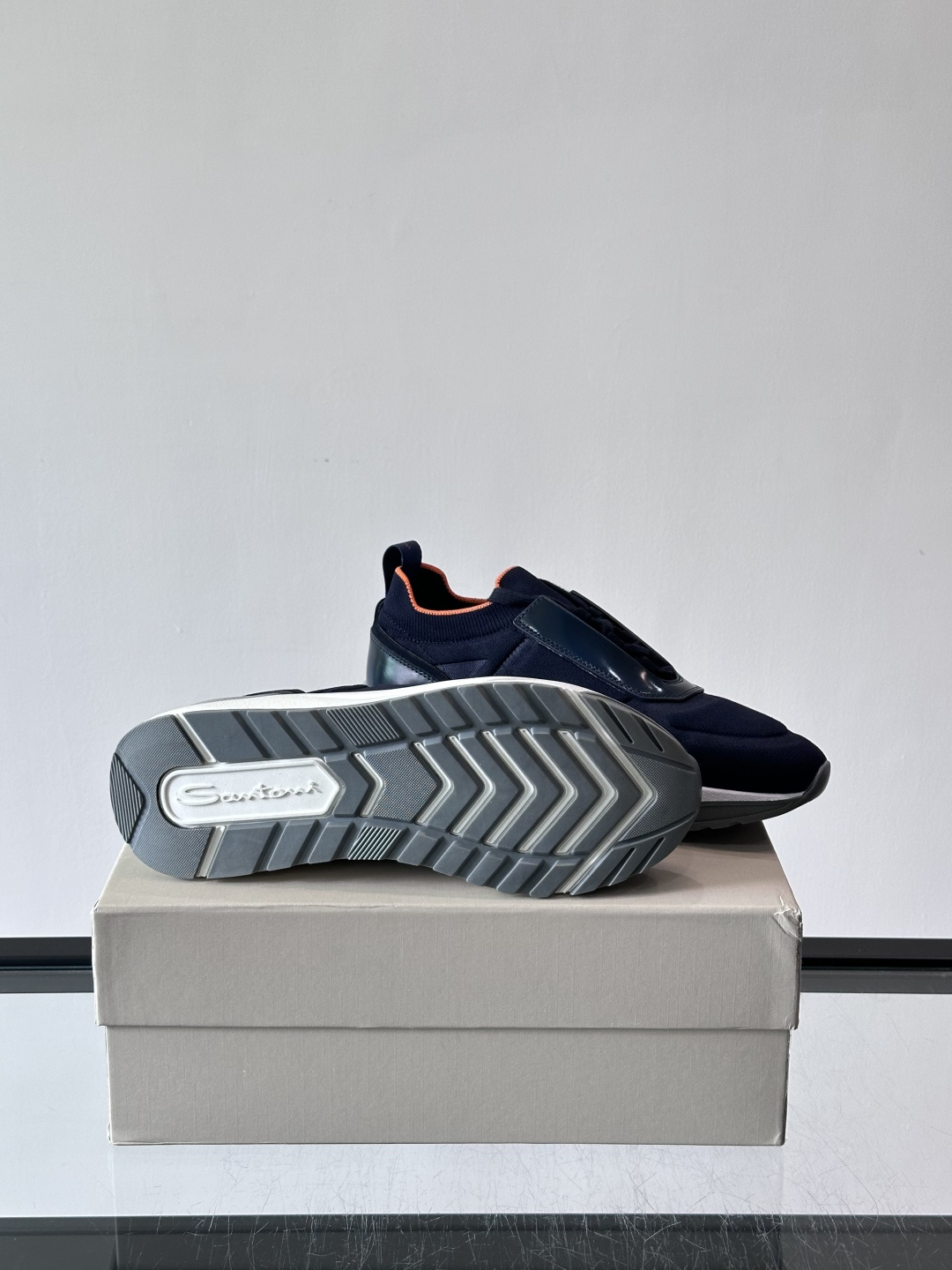 Santoni/圣东尼新款男士休闲运动鞋，进口一体飞织材质，质感高端细腻，小牛皮垫脚，贴肤柔软，简约不简