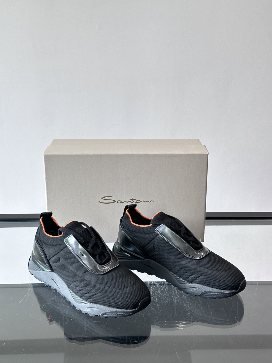 Santoni/圣东尼新款男士休闲运动鞋，进口一体飞织材质，质感高端细腻，小牛皮垫脚，贴肤柔软，简约不简