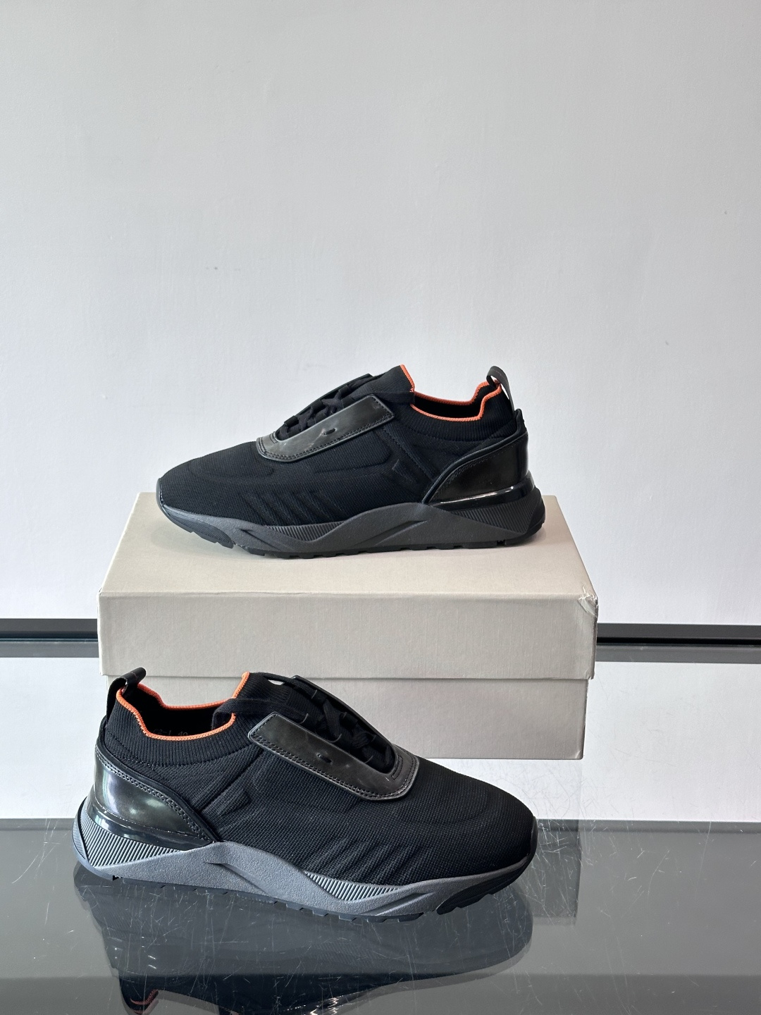 Santoni/圣东尼新款男士休闲运动鞋，进口一体飞织材质，质感高端细腻，小牛皮垫脚，贴肤柔软，简约不简