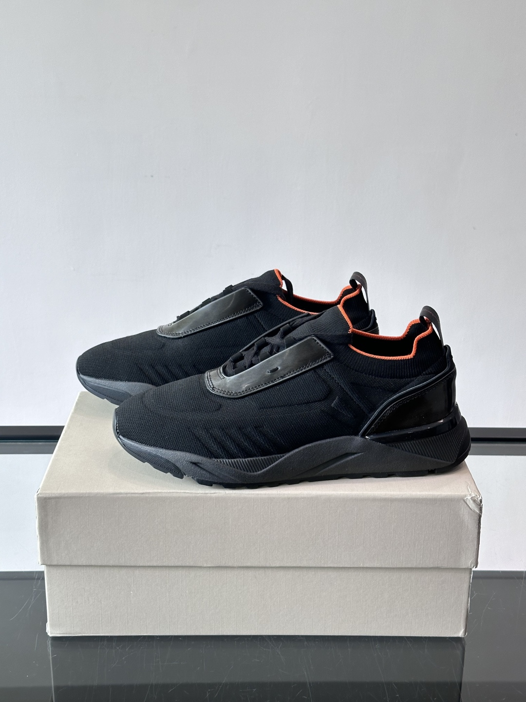 Santoni/圣东尼新款男士休闲运动鞋，进口一体飞织材质，质感高端细腻，小牛皮垫脚，贴肤柔软，简约不简