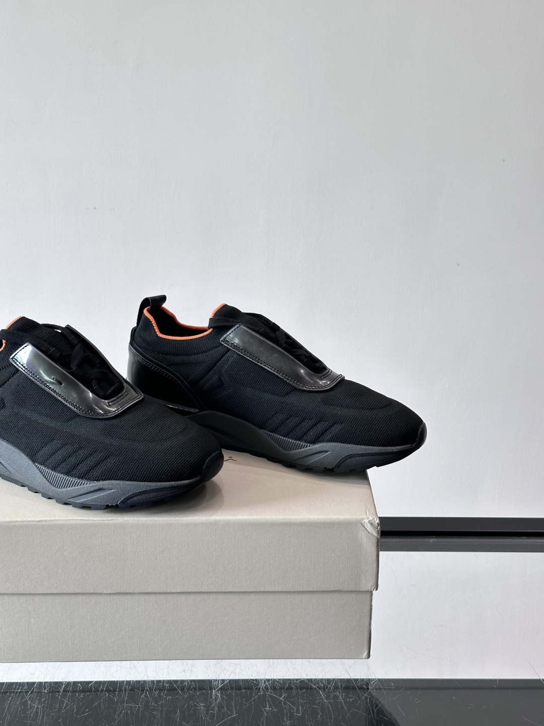 Santoni/圣东尼新款男士休闲运动鞋，进口一体飞织材质，质感高端细腻，小牛皮垫脚，贴肤柔软，简约不简