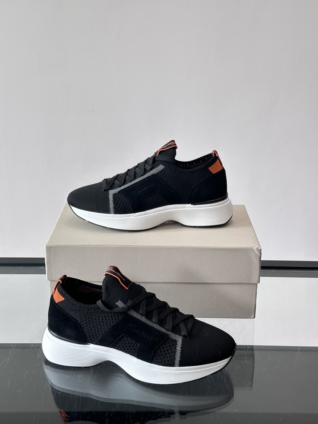 Santoni/圣东尼新款男士休闲运动鞋，进口一体飞织材质，质感高端细腻，小牛皮垫脚，贴肤柔软，简约不简