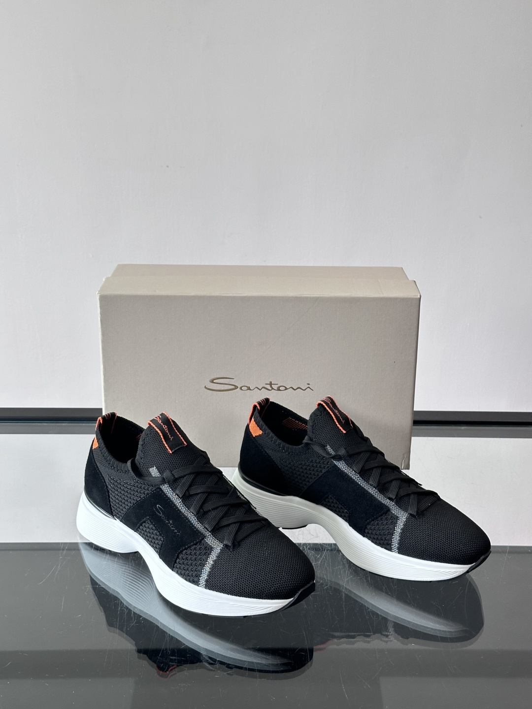 Santoni/圣东尼新款男士休闲运动鞋，进口一体飞织材质，质感高端细腻，小牛皮垫脚，贴肤柔软，简约不简