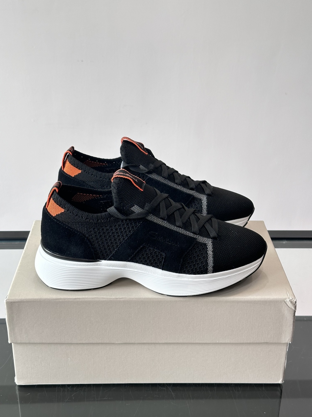 Santoni/圣东尼新款男士休闲运动鞋，进口一体飞织材质，质感高端细腻，小牛皮垫脚，贴肤柔软，简约不简