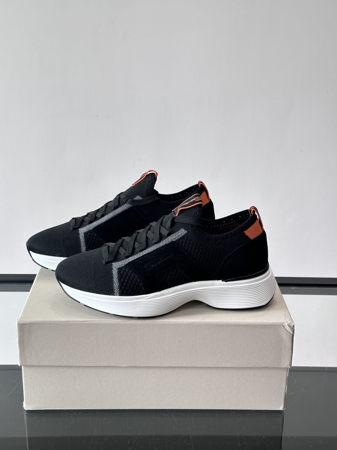 Santoni/圣东尼新款男士休闲运动鞋，进口一体飞织材质，质感高端细腻，小牛皮垫脚，贴肤柔软，简约不简