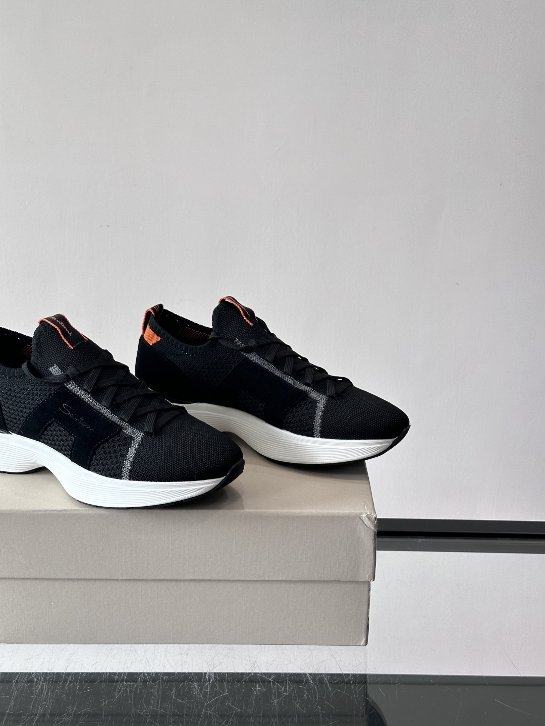 Santoni/圣东尼新款男士休闲运动鞋，进口一体飞织材质，质感高端细腻，小牛皮垫脚，贴肤柔软，简约不简