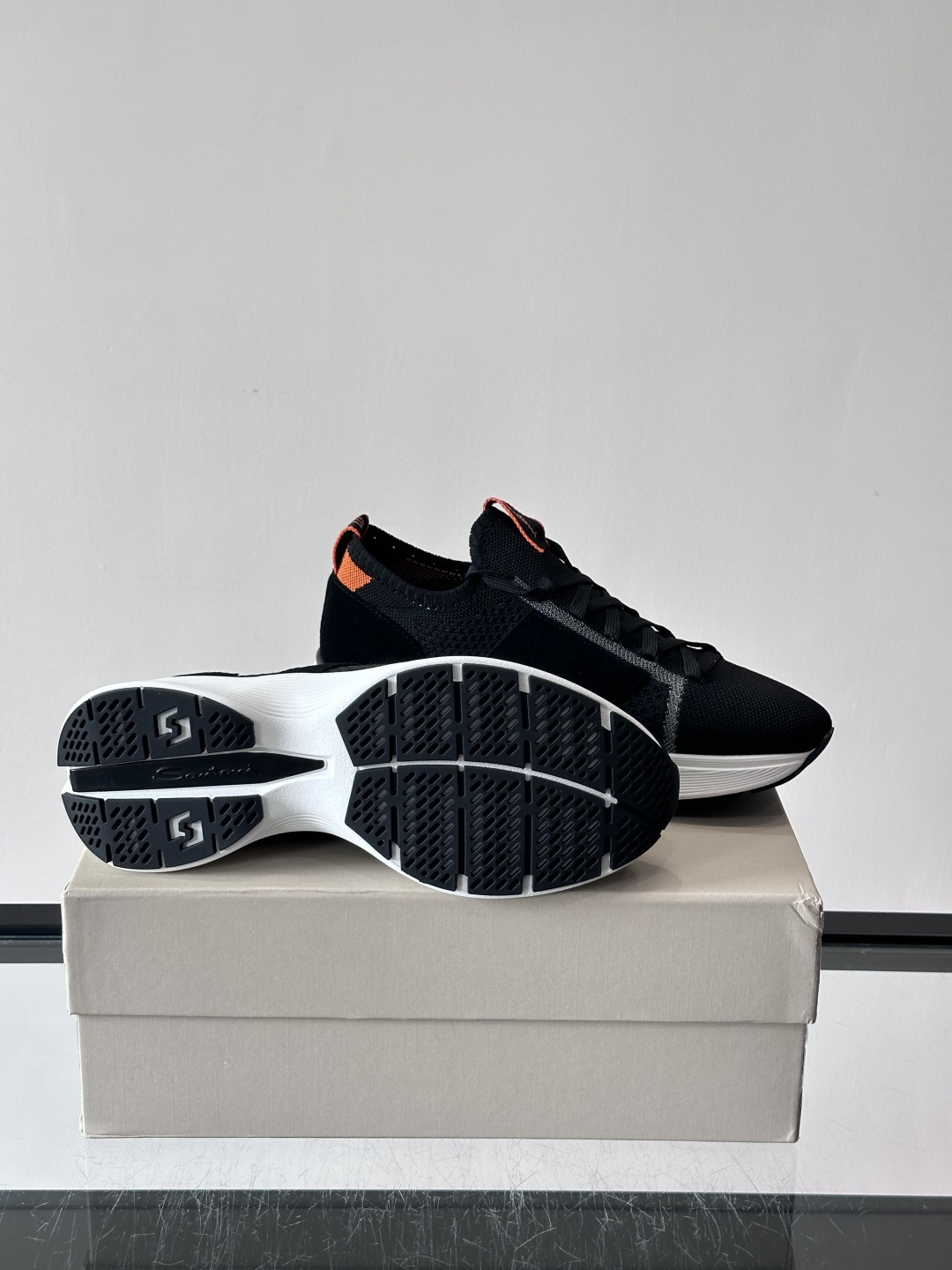 Santoni/圣东尼新款男士休闲运动鞋，进口一体飞织材质，质感高端细腻，小牛皮垫脚，贴肤柔软，简约不简