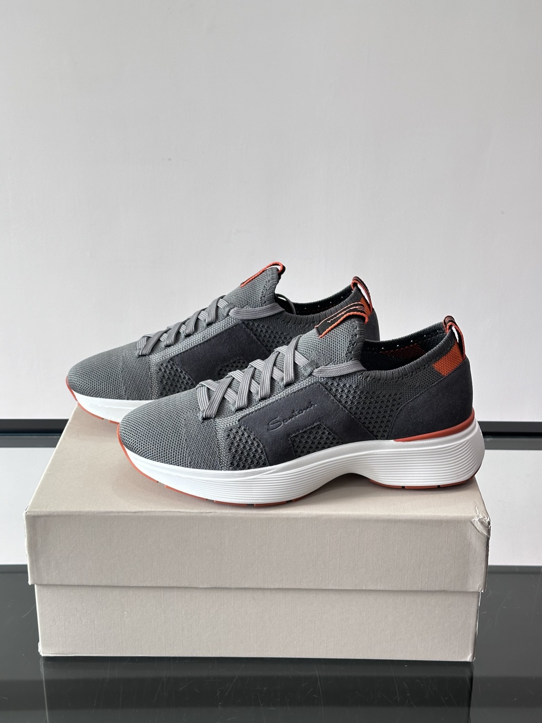 Santoni/圣东尼新款男士休闲运动鞋，进口一体飞织材质，质感高端细腻，小牛皮垫脚，贴肤柔软，简约不简