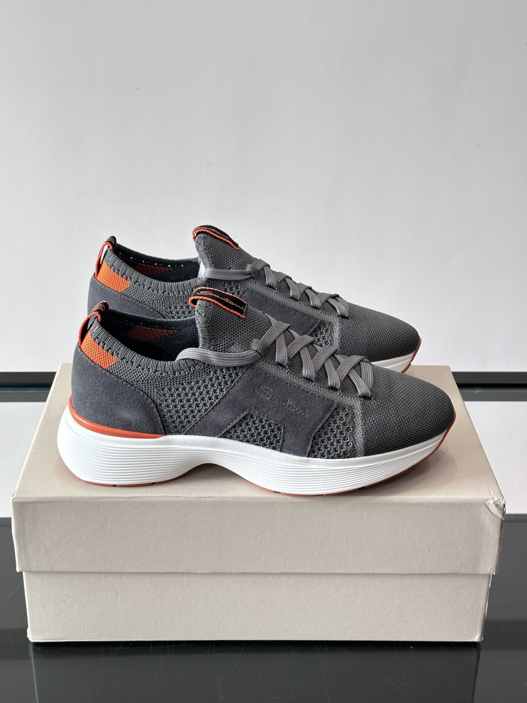 Santoni/圣东尼新款男士休闲运动鞋，进口一体飞织材质，质感高端细腻，小牛皮垫脚，贴肤柔软，简约不简