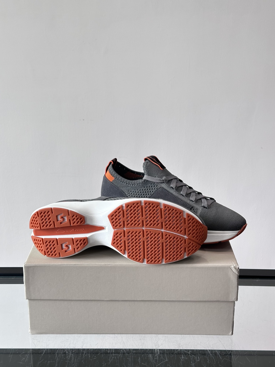 Santoni/圣东尼新款男士休闲运动鞋，进口一体飞织材质，质感高端细腻，小牛皮垫脚，贴肤柔软，简约不简