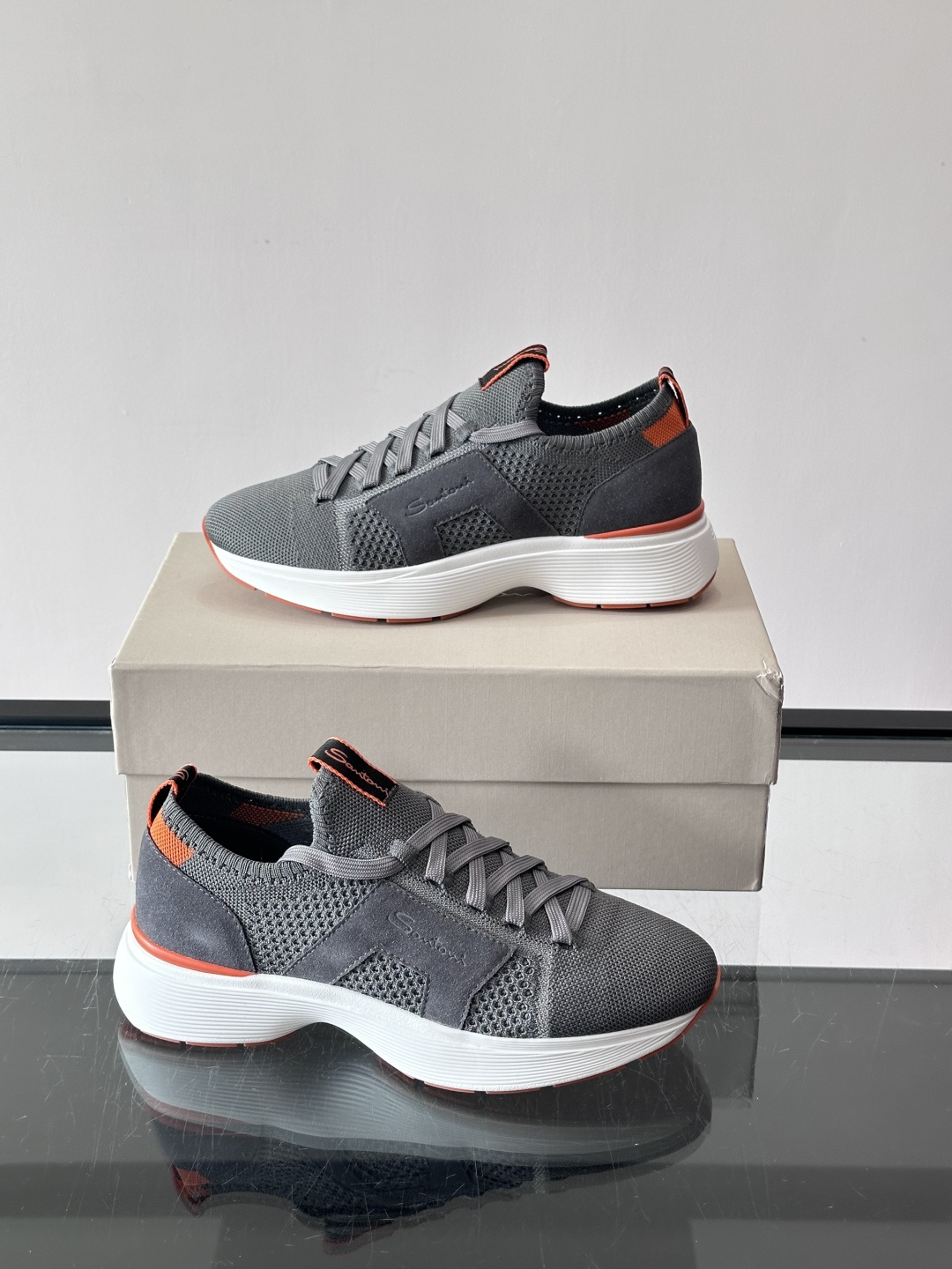 Santoni/圣东尼新款男士休闲运动鞋，进口一体飞织材质，质感高端细腻，小牛皮垫脚，贴肤柔软，简约不简