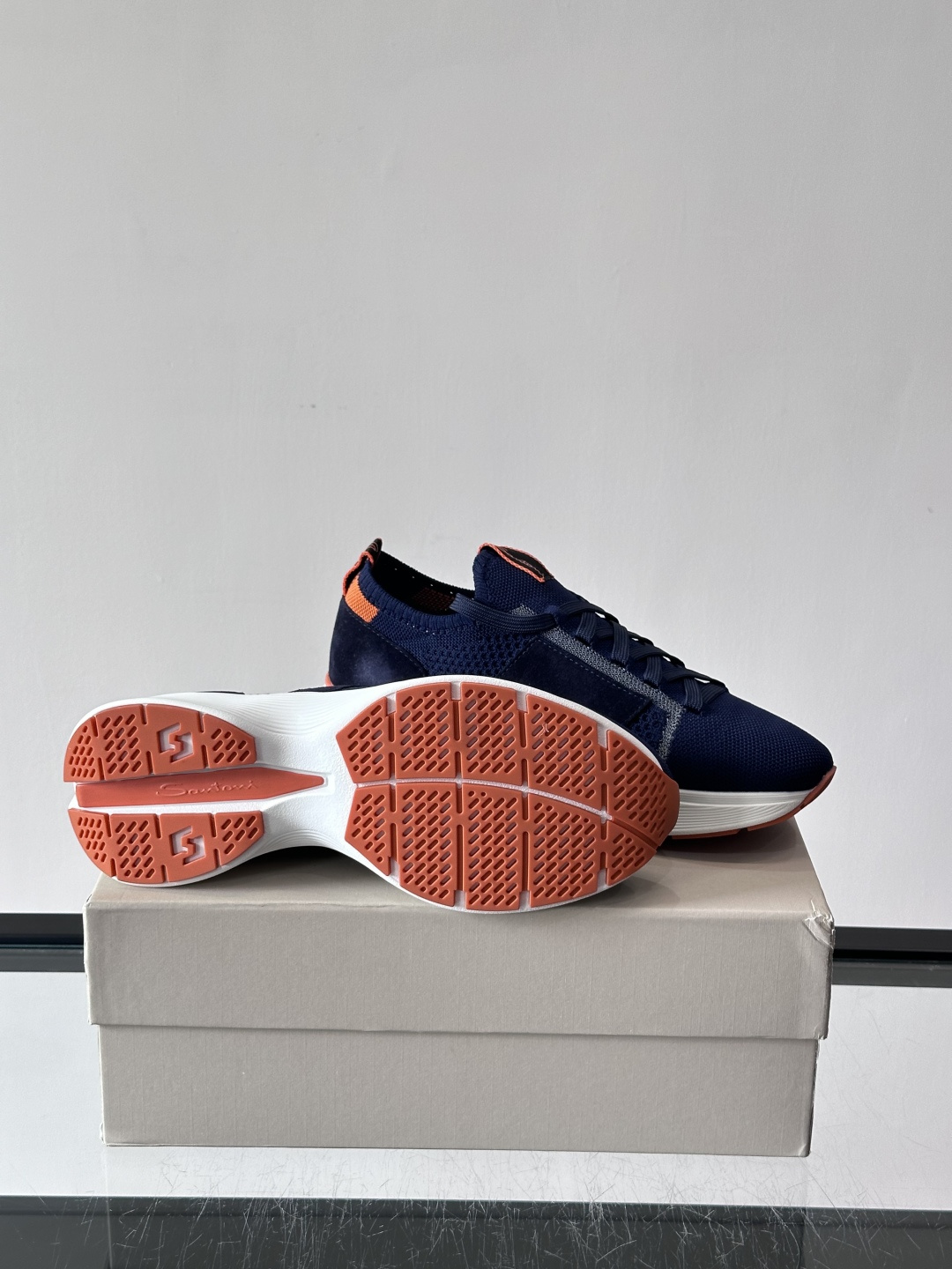 Santoni/圣东尼新款男士休闲运动鞋，进口一体飞织材质，质感高端细腻，小牛皮垫脚，贴肤柔软，简约不简