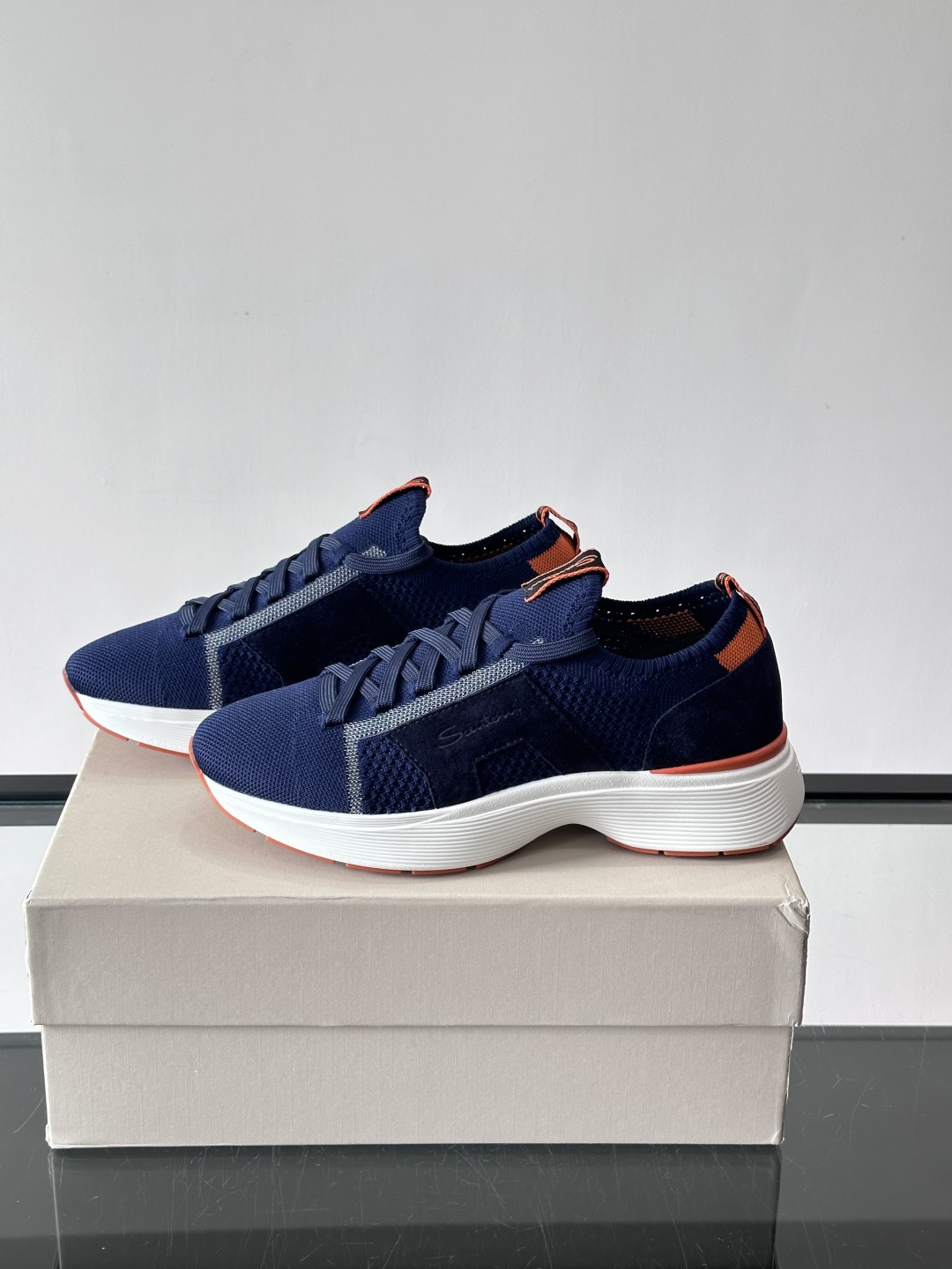 Santoni/圣东尼新款男士休闲运动鞋，进口一体飞织材质，质感高端细腻，小牛皮垫脚，贴肤柔软，简约不简