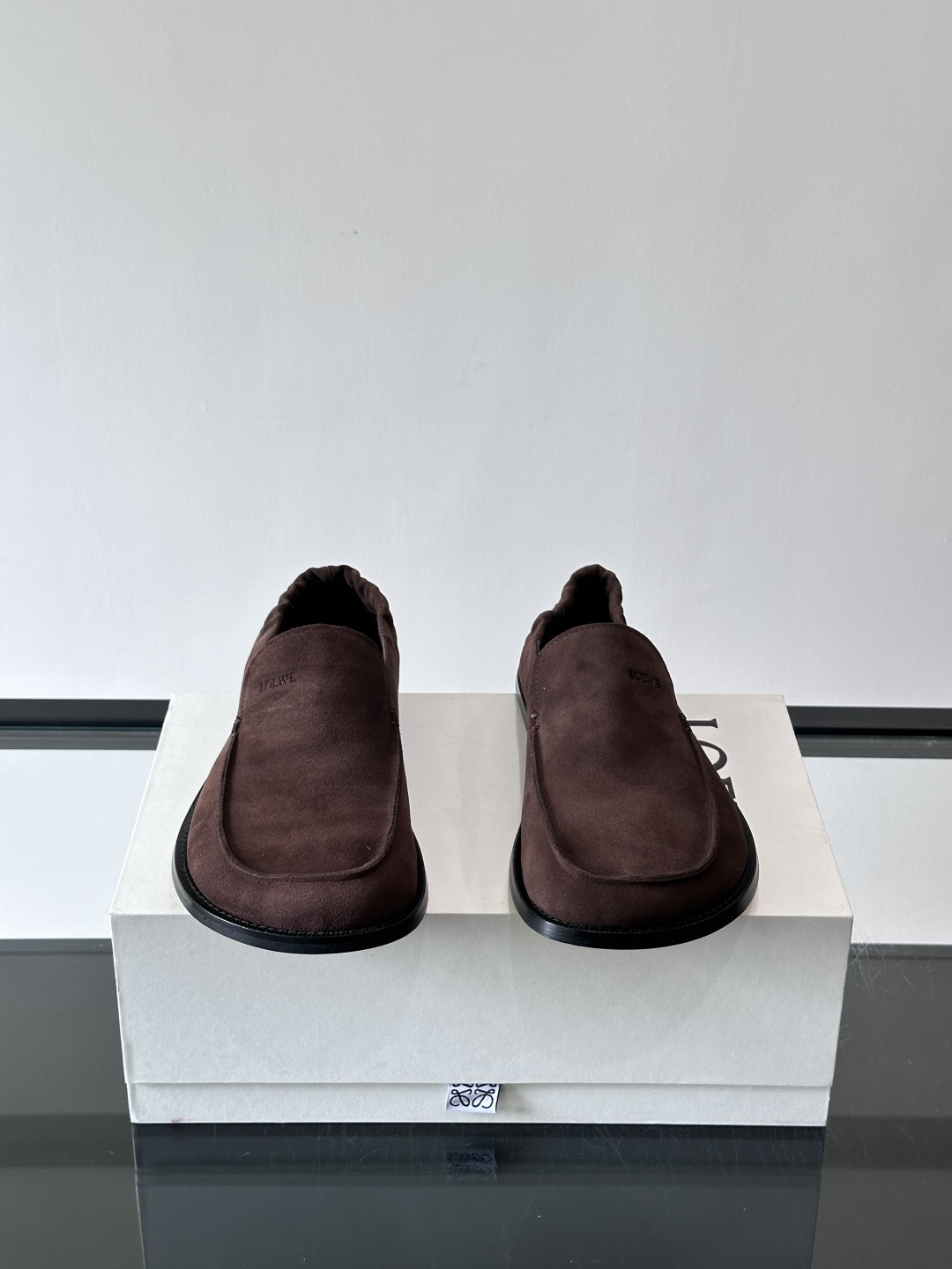loew*男士乐福鞋👞采用简约设计，优质牛皮鞋面非常有质感，真皮鞋底防滑又舒适。无系带一脚蹬，穿脱超方便