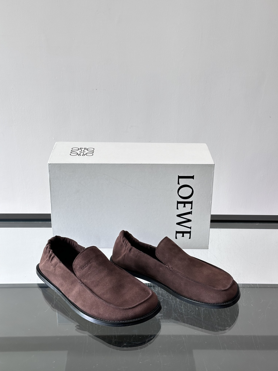 loew*男士乐福鞋👞采用简约设计，优质牛皮鞋面非常有质感，真皮鞋底防滑又舒适。无系带一脚蹬，穿脱超方便