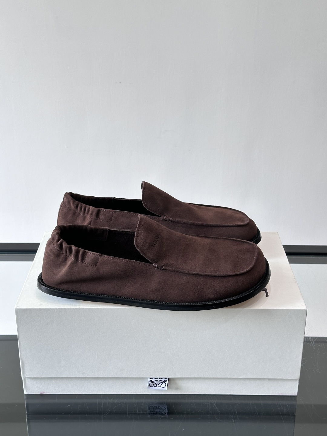 loew*男士乐福鞋👞采用简约设计，优质牛皮鞋面非常有质感，真皮鞋底防滑又舒适。无系带一脚蹬，穿脱超方便